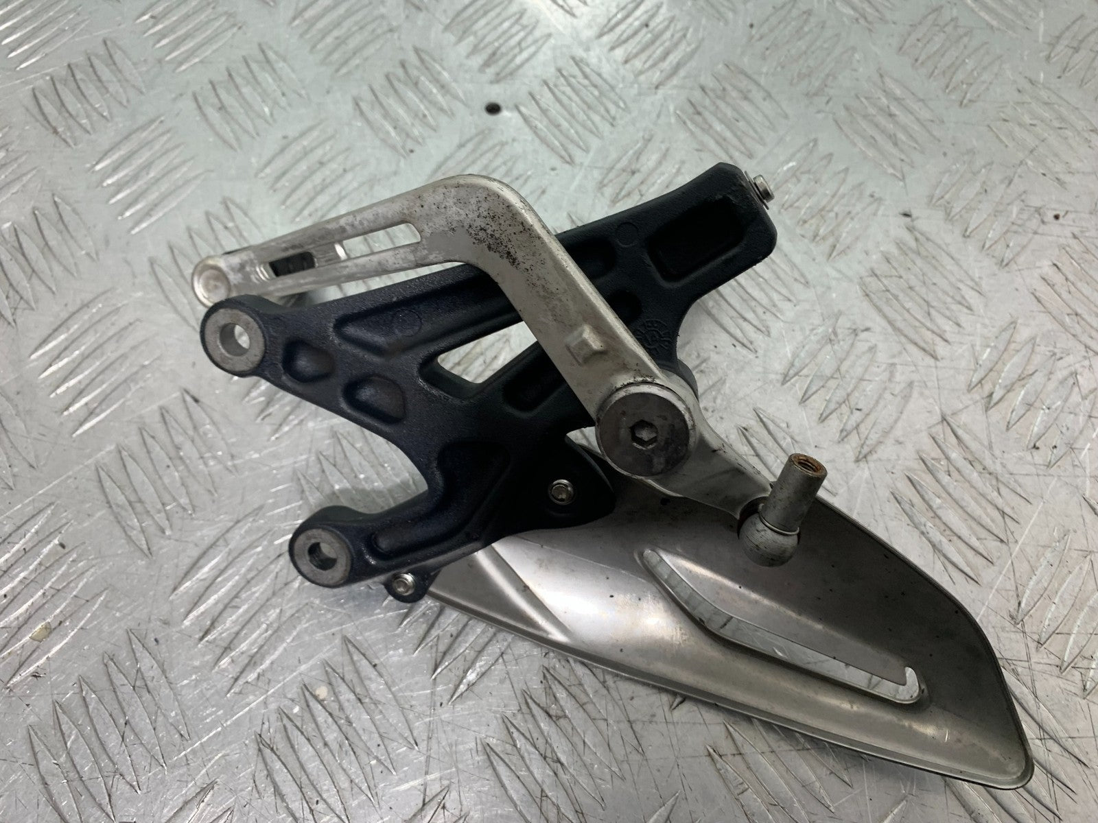 TRIUMPH 675 STREET TRIPLE RX FRONT LEFT HANGER  2015- 2017 (CMB1299)