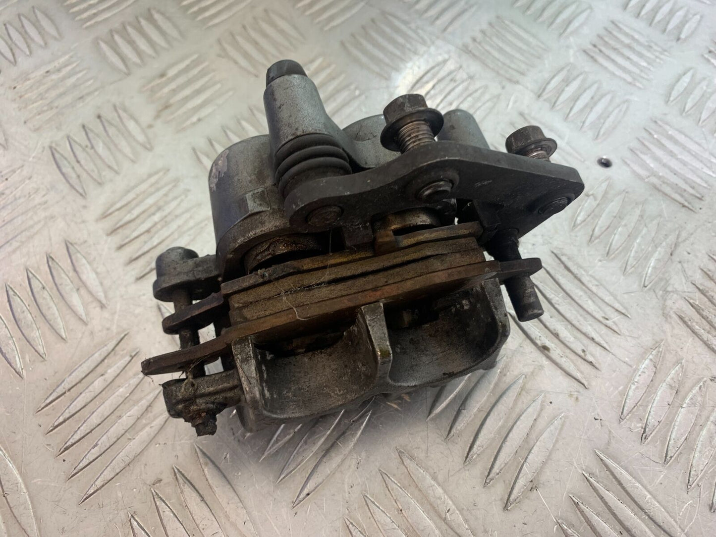 KAWASAKI Z750 ZR750 ZR-7S REAR BRAKE CALIPER  YEAR 1999-05 (CMB1135)