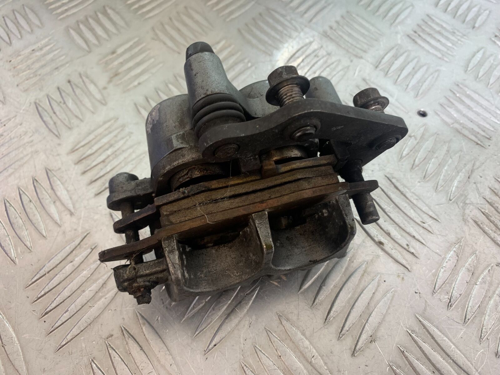 KAWASAKI Z750 ZR750 ZR-7S REAR BRAKE CALIPER  YEAR 1999-05 (CMB1135)