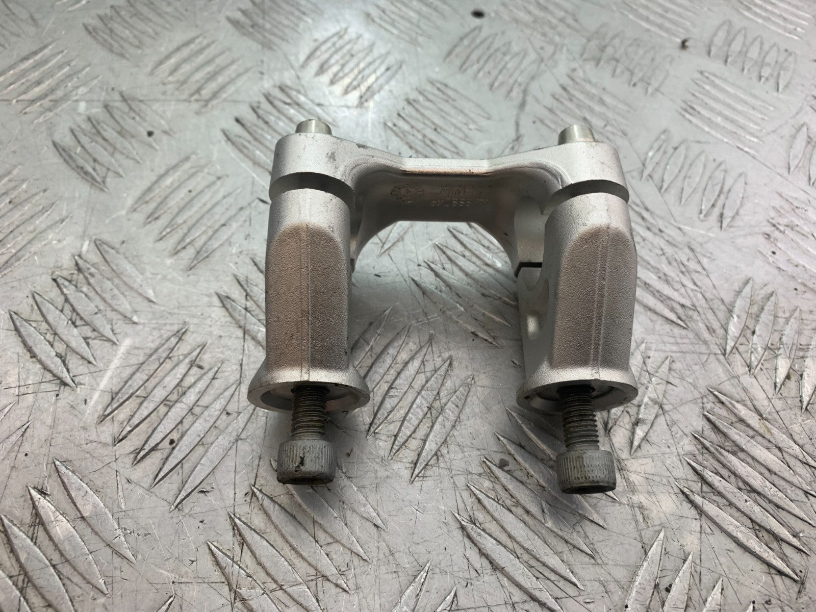 APRILIA TUONO 1000 V4R HANDLEBAR CLAMPS  YEAR 2011-13  (CMB1331)