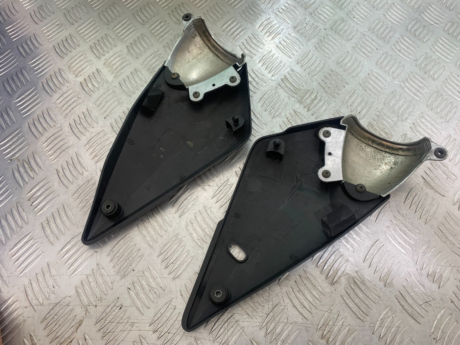 SUZUKI GSF600 GSF 600 BANDIT LEFT & RIGHT PANELS YEAR 2001-2003 (CMB1157)