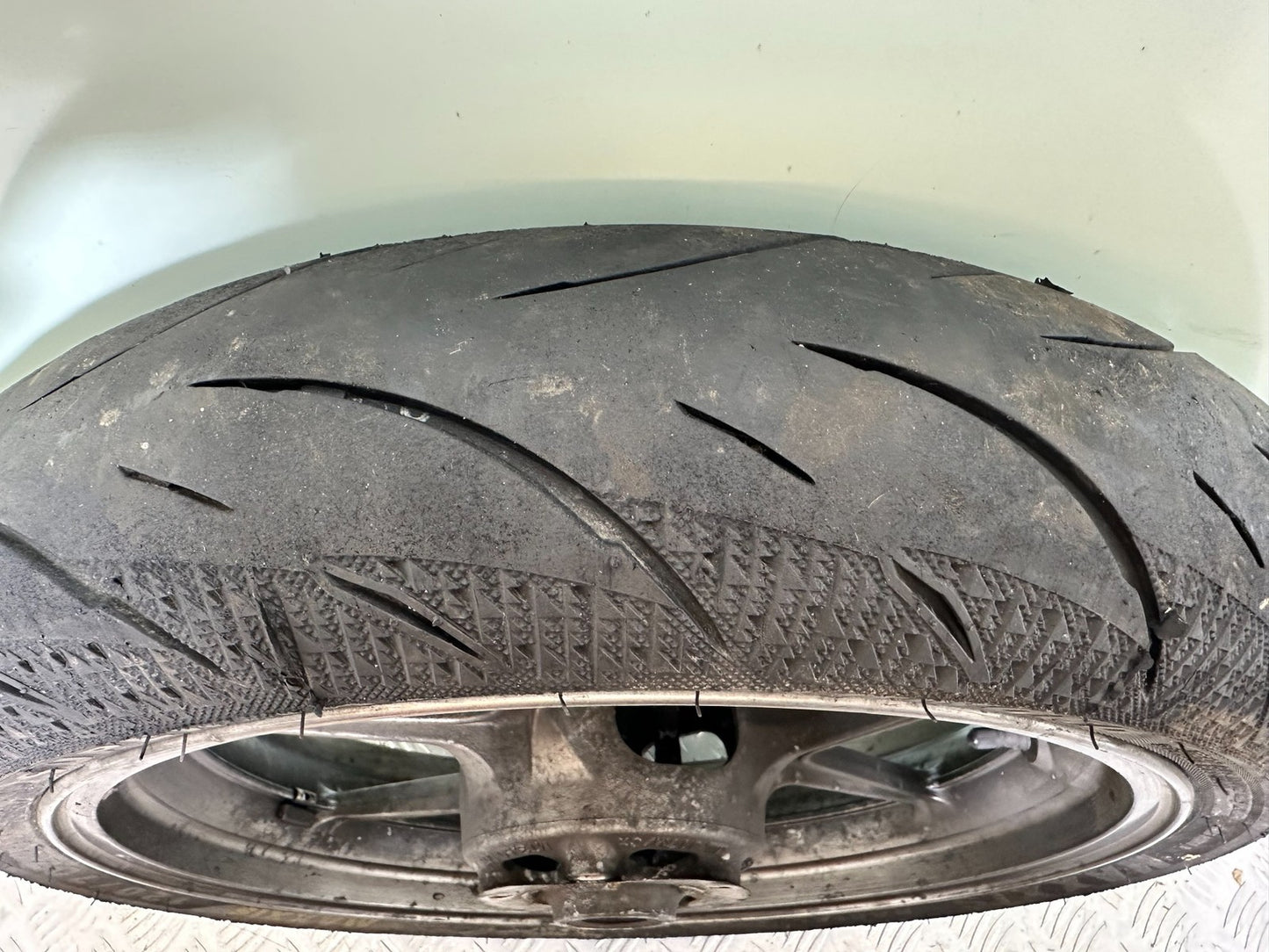 KAWASAKI ER6 F ER6F FRONT WHEEL AND TYRE YEAR 2005-2008 (CMB1178)