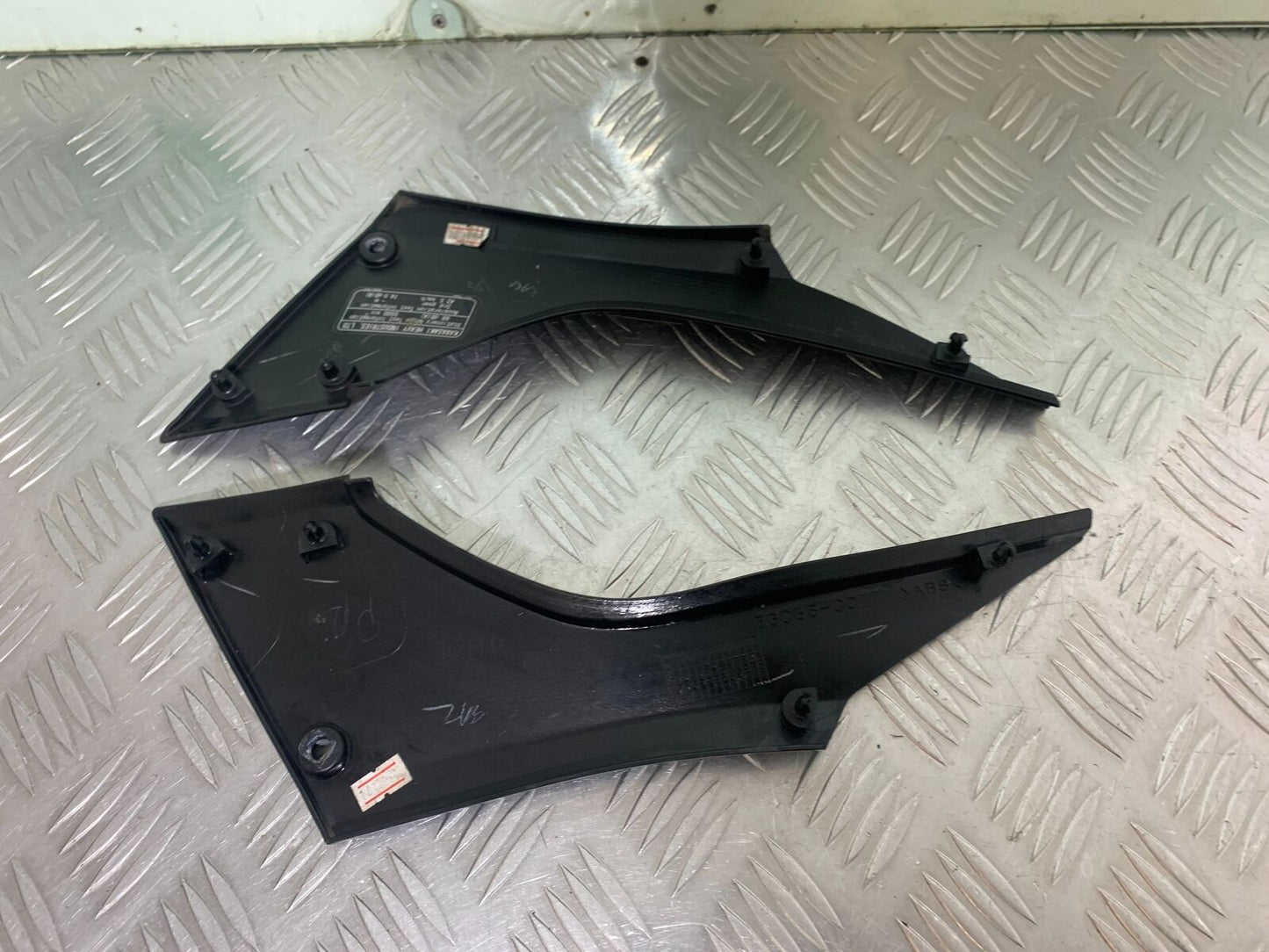 KAWASAKI Z300 ER300 LEFT AND RIGHT SEAT PANELS YEAR 2016-2018  (CMB1056)