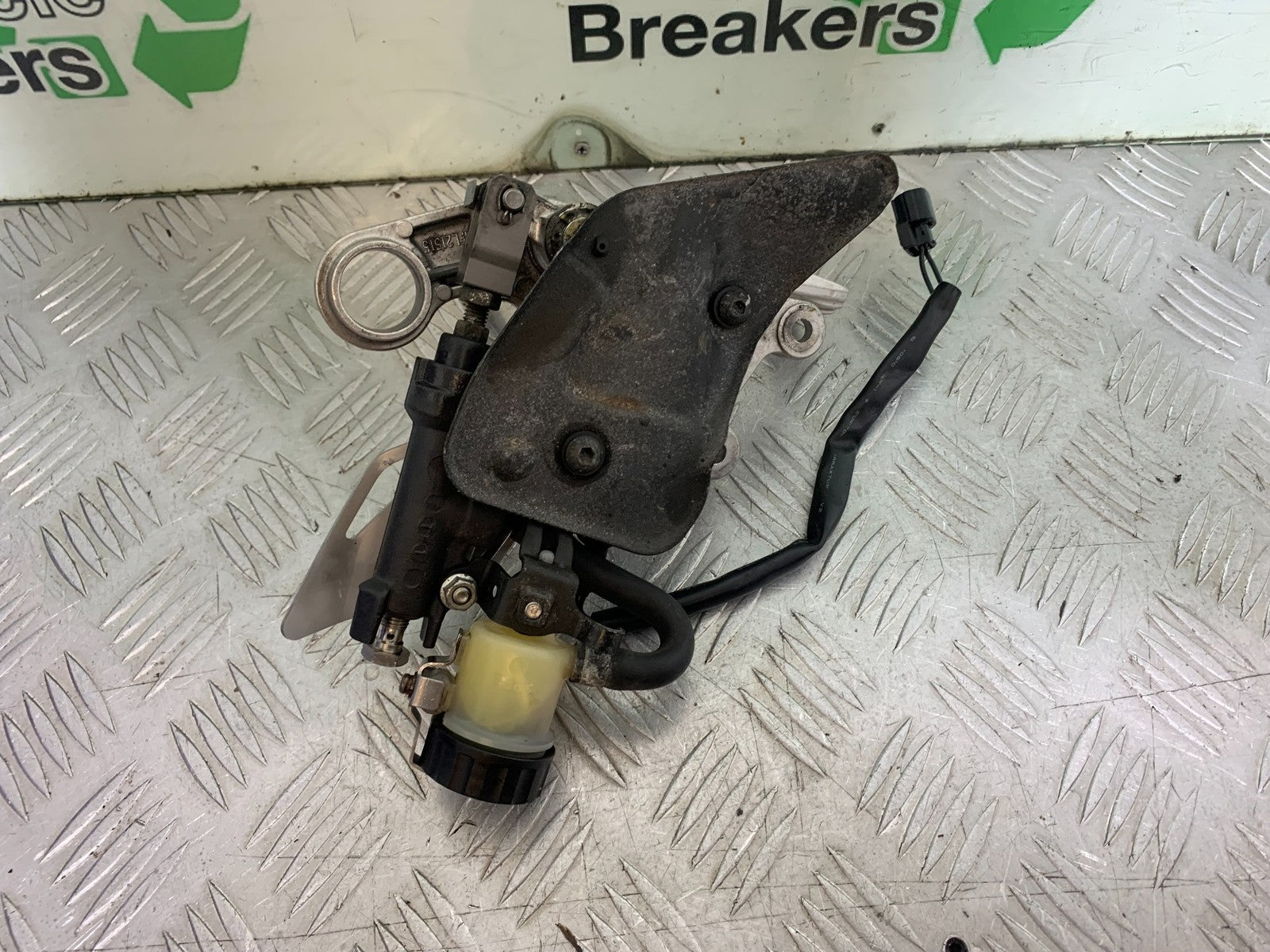 HONDA CBR1000 rr FIREBLADE FRONT RIGHT HANGER & PEDAL  2008-2011 (CMB1253)