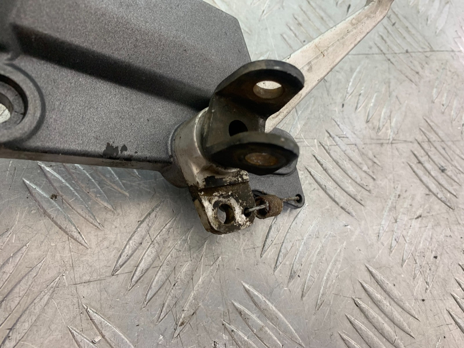 TRIUMPH TROPHY 900 FRONT RIGHT HANGER & PEDAL    YEAR 1991-95 (CMB1251)