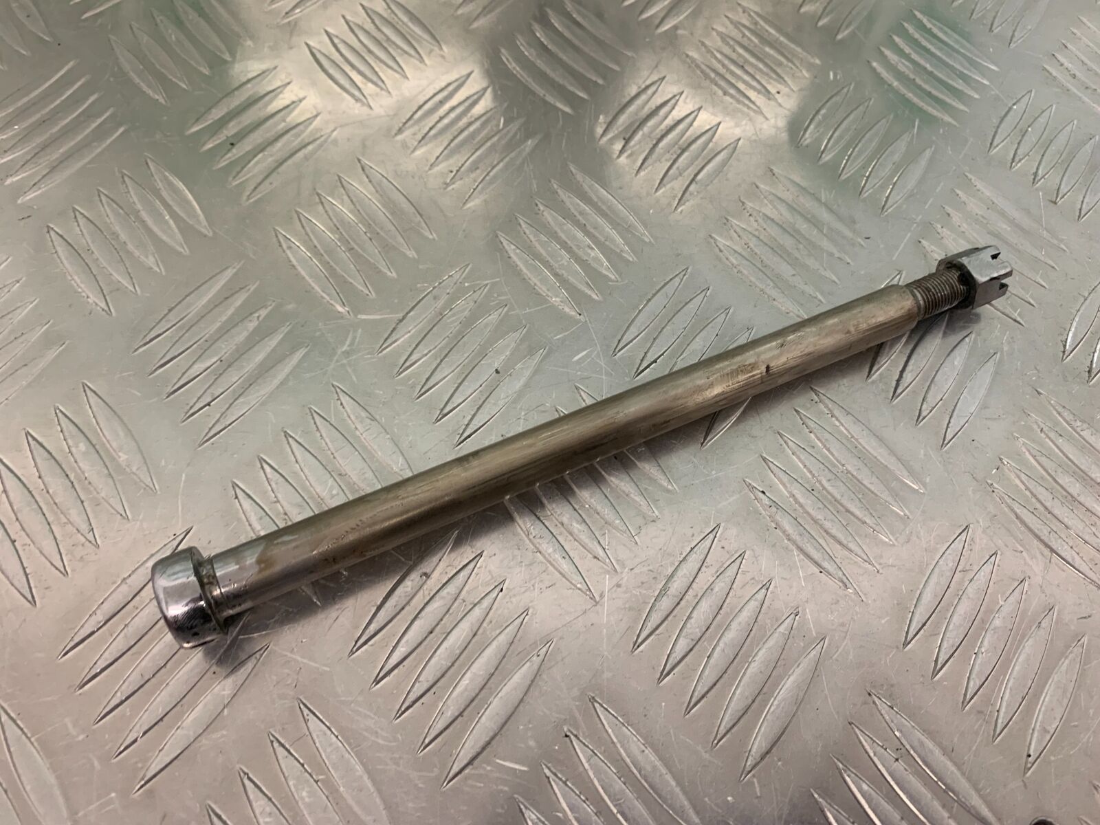 SUZUKI GS750 E GS 750E FRONT WHEEL SPINDLE  YEAR 1979  (STOCK 959)