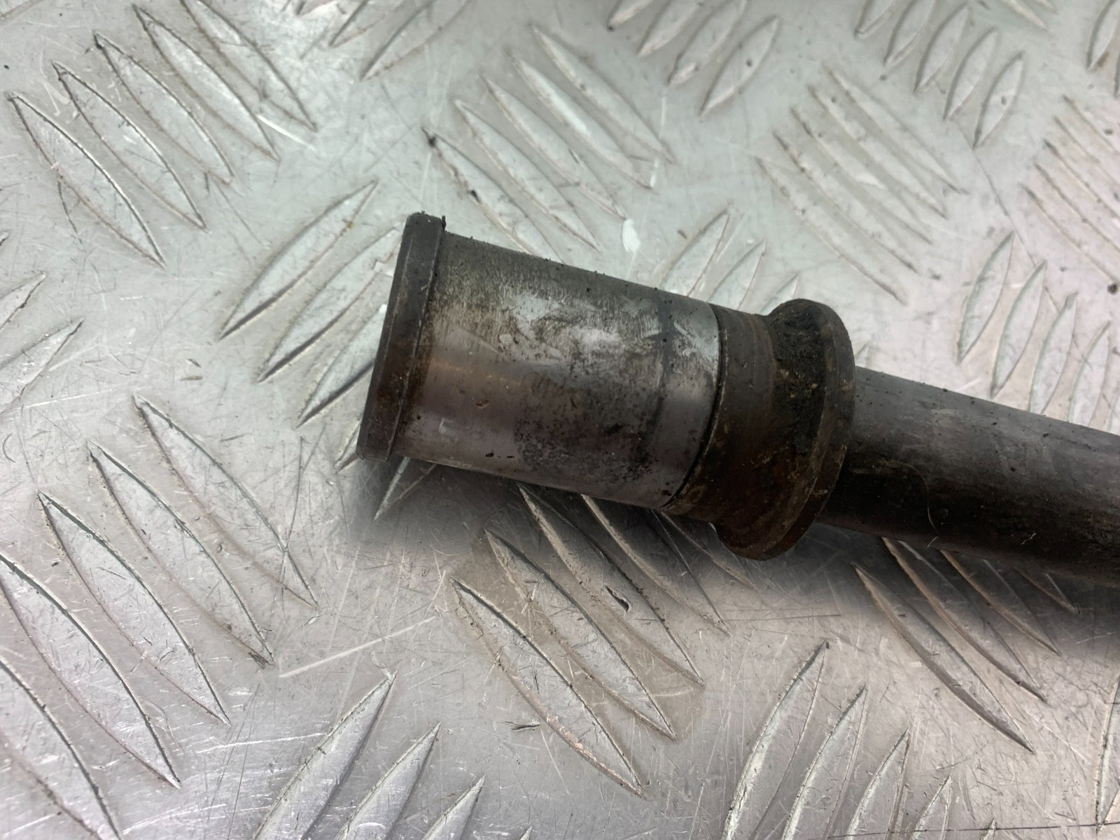 KAWASAKI ZZR1100 D FRONT WHEEL SPINDLE  YEAR 1993-2001 (CMB1164)