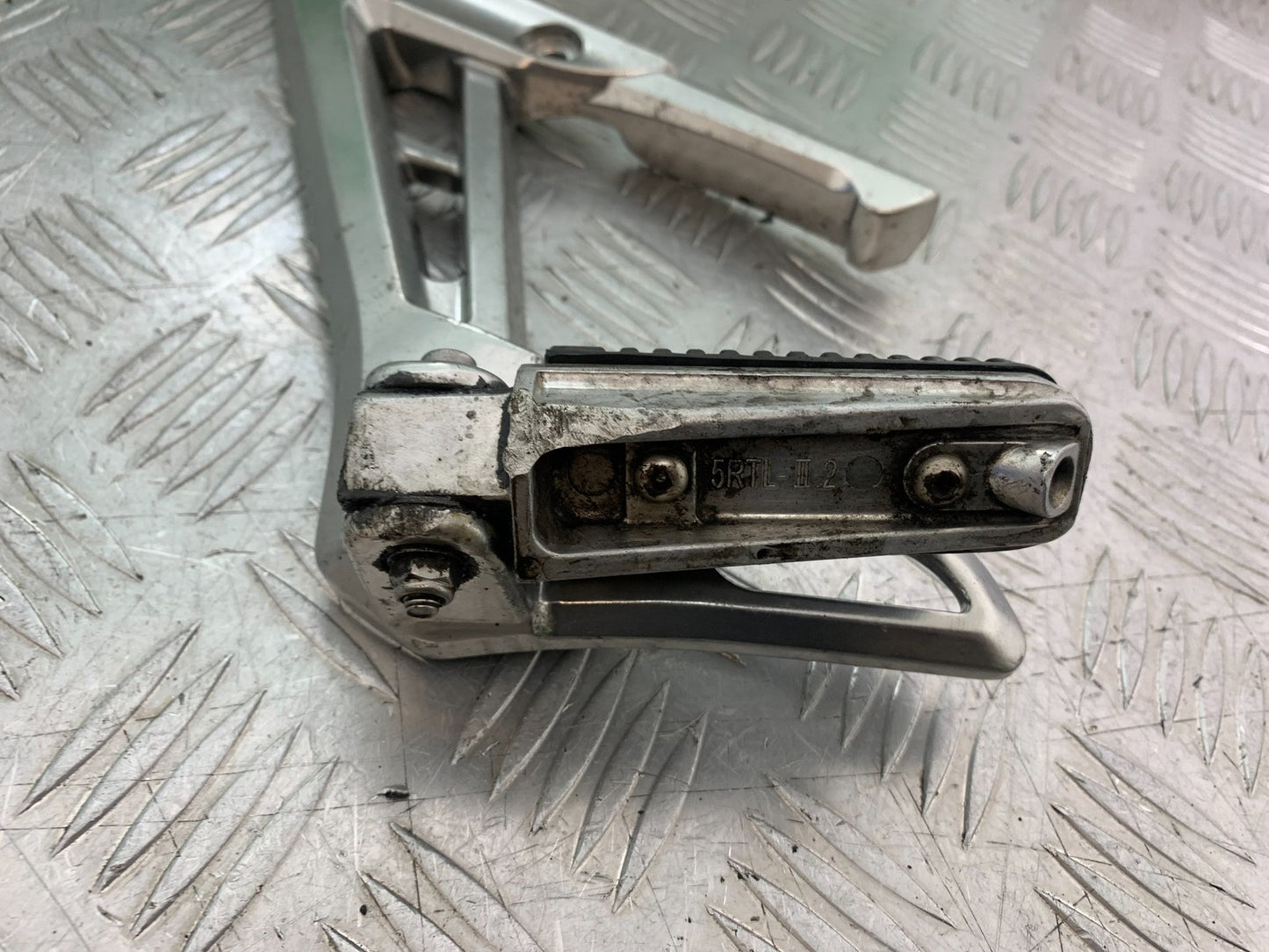 YAMAHA FZS1000 FAZER LEFT REAR HANGER AND PEG  YEAR 2001-05 (CMB1275)