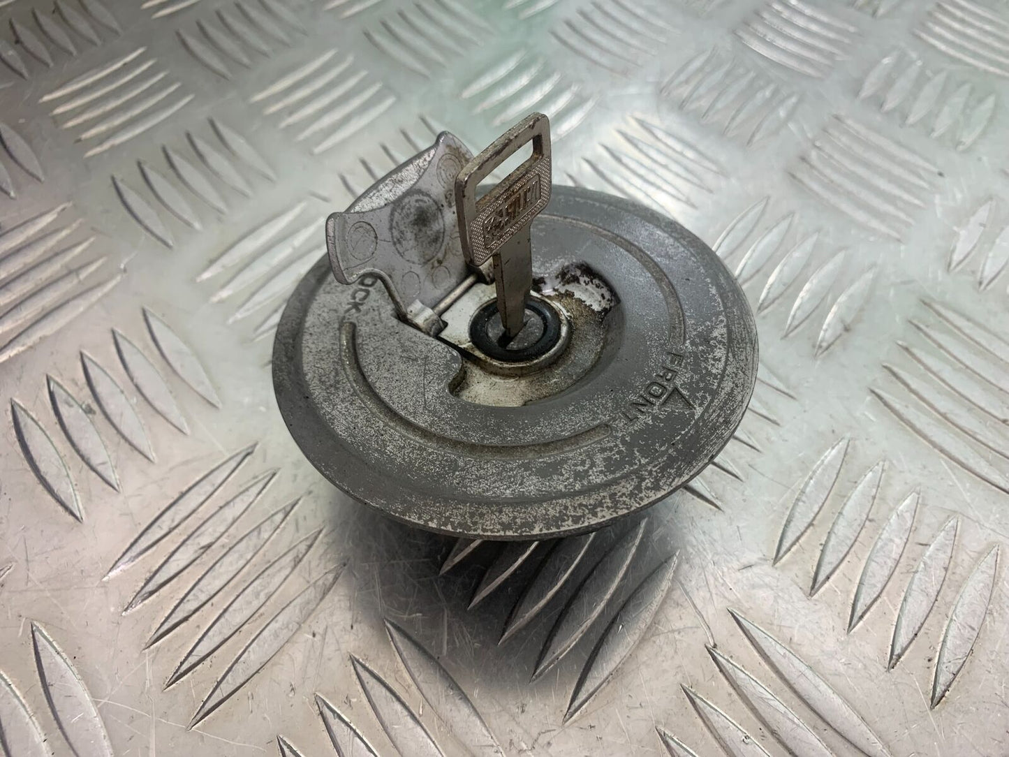 HONDA CBR125 CBR 125 PETROL CAP AND KEY  YEAR 2004-06  (CMB1040)