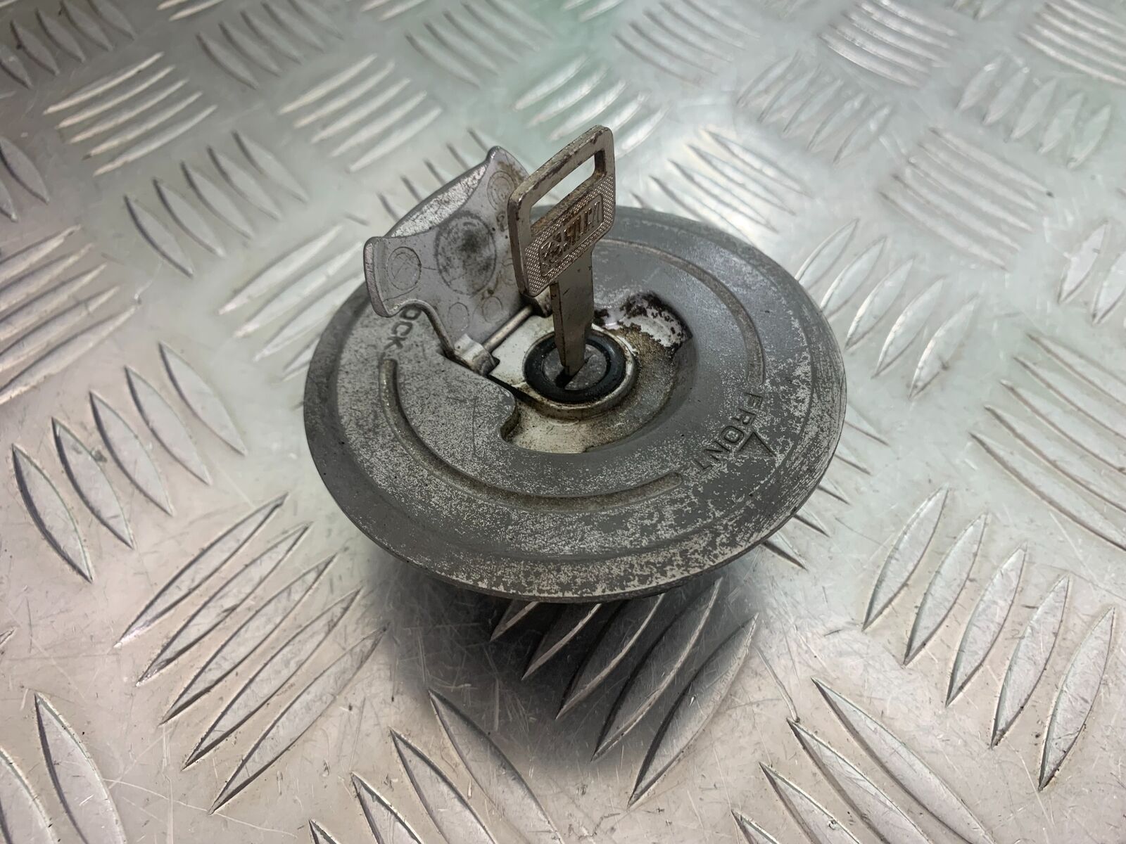 HONDA CBR125 CBR 125 PETROL CAP AND KEY  YEAR 2004-06  (CMB1040)