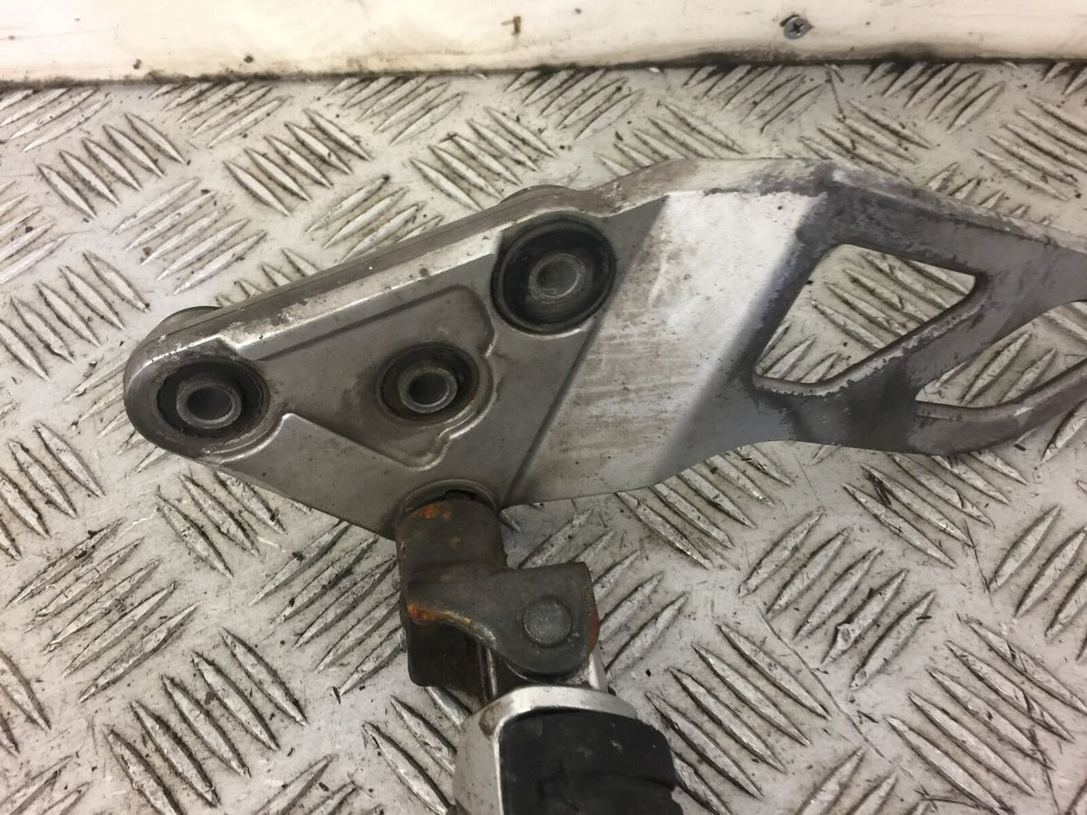 SUZUKI GSX1250 GSX 1250 FA K8 FRONT LEFT HANGER AND PEG YEAR 2009 (STOCK 497)