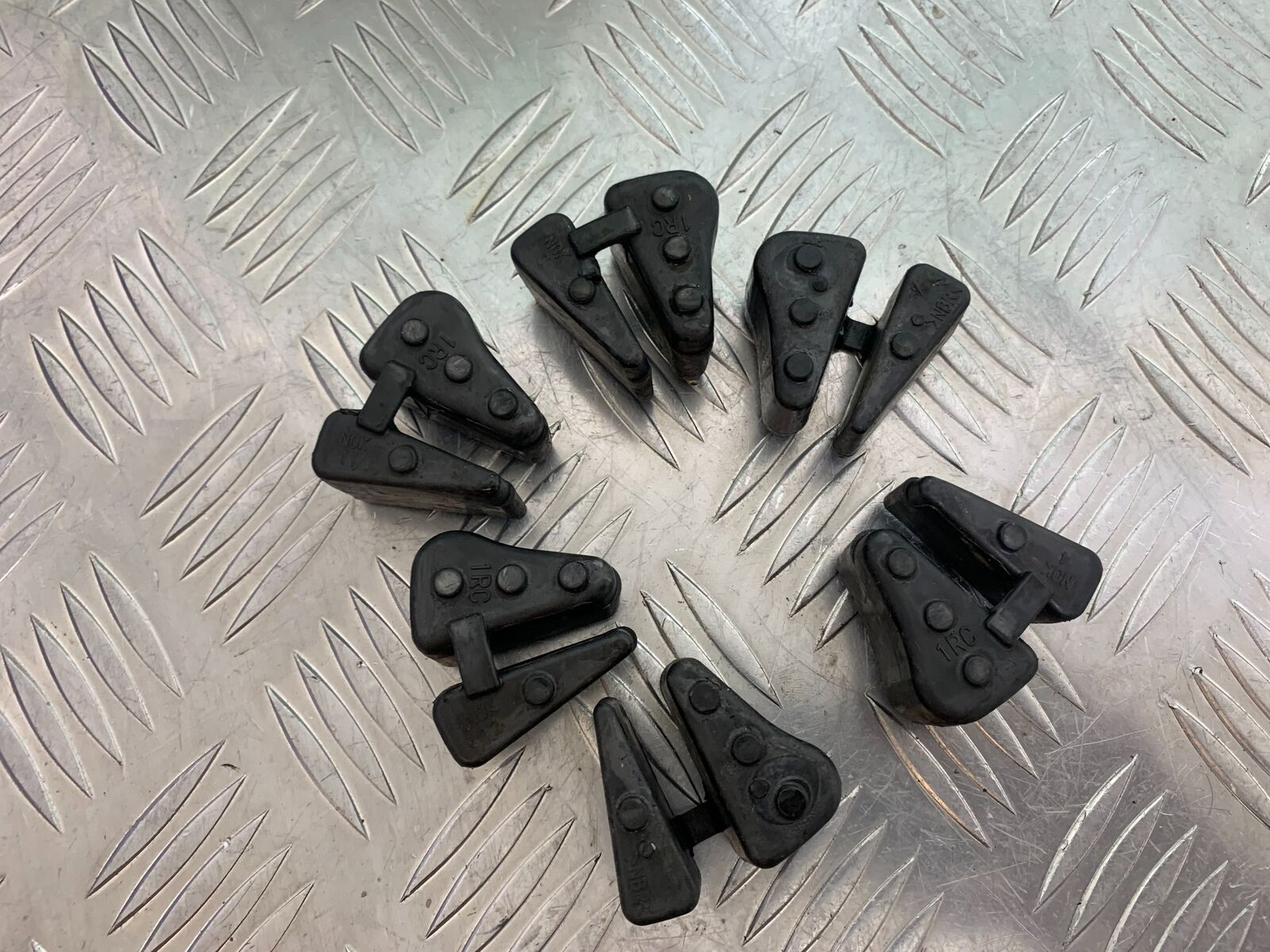 YAMAHA MT09 MT-09 CUSH DRIVE RUBBERS   YEAR 2013-2016  (STOCK 997)
