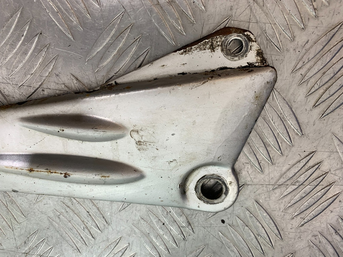 YAMAHA YBR125 CUSTOM FRONT LEFT HANGER   YEAR 2008-2016 (CMB1192)
