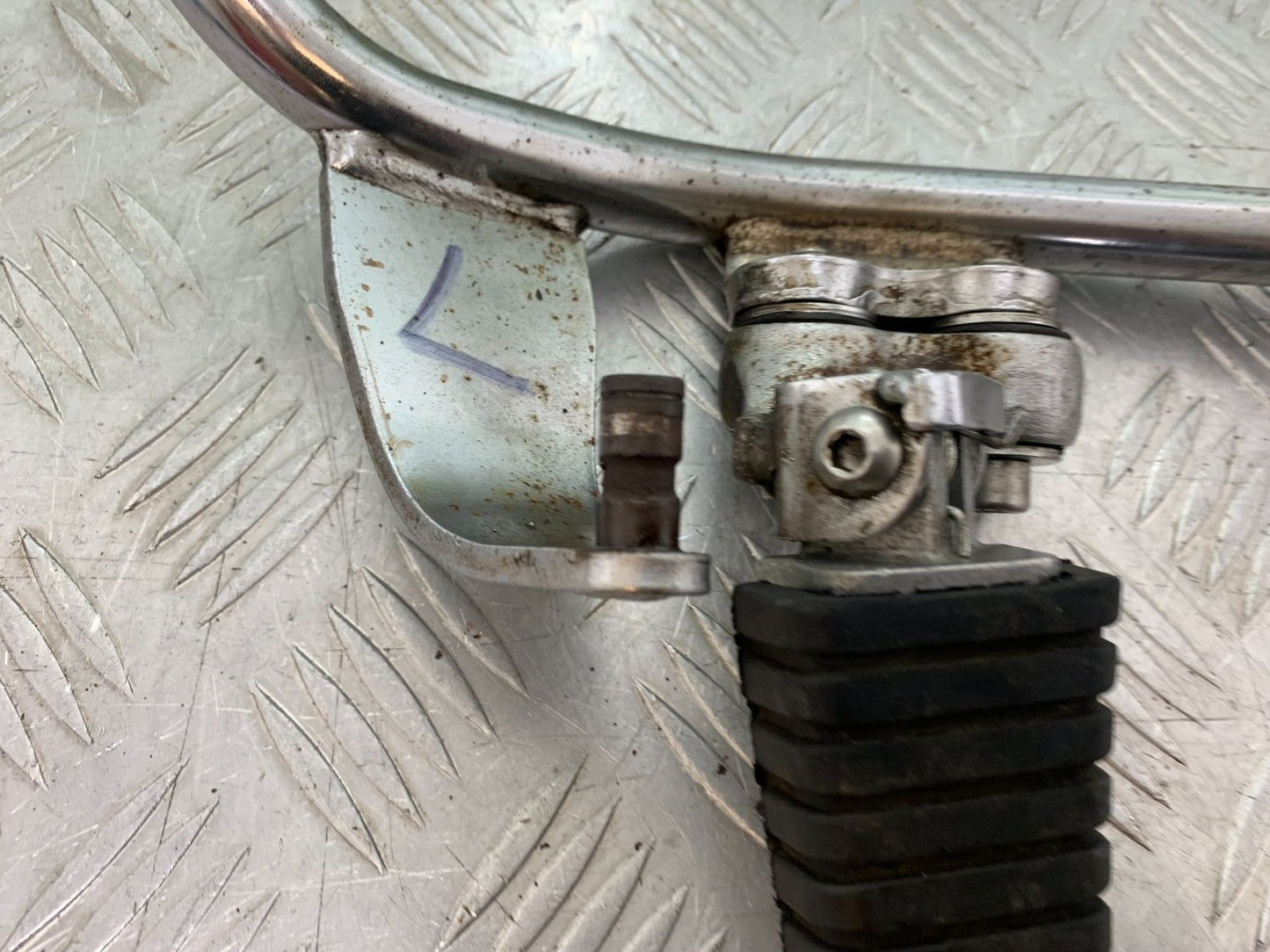 YAMAHA XV1100 XV 1100 VIRAGO LEFT HANGER AND PEG  1990-1999 (CMB1190)