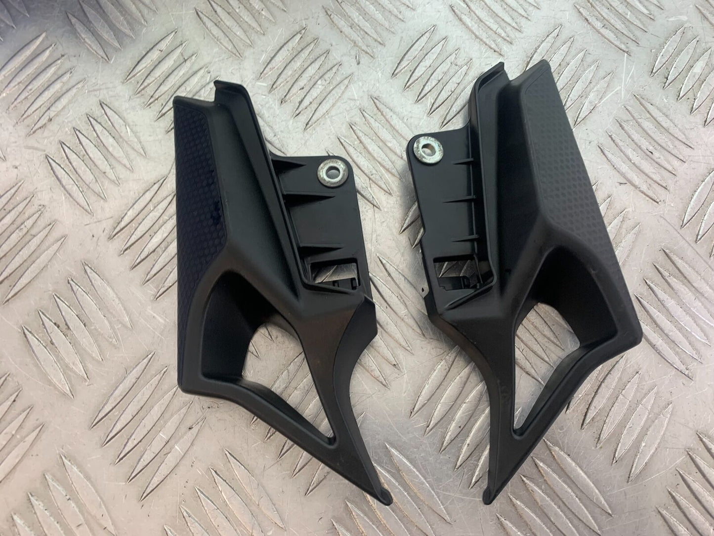 YAMAHA XJ6 XJ6-S LEFT AND RIGHT  INFILLS  YEAR 2009-2015  (CMB1070)