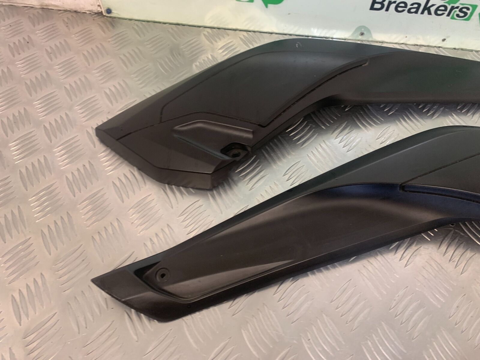 YAMAHA YP125 R X MAX LEFT AND RIGHT SIDE PANELS YEAR 2014 (STOCK 949)