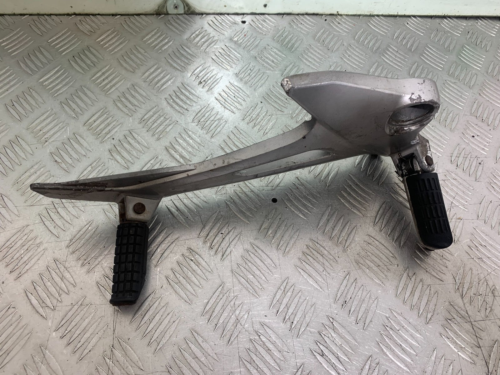HONDA XL125 VARADERO FRONT RIGHT HANGER   YEAR 2001-2006  (CMB1210)