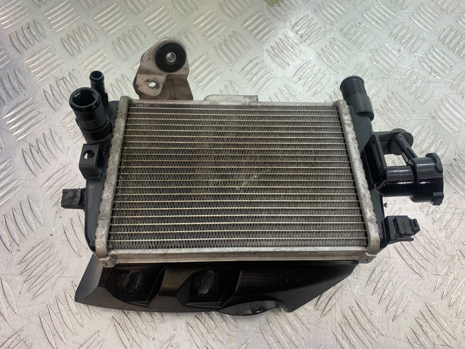 BMW R1200 R 1200 GS RIGHT RADIATOR YEAR 2013-2016 (CMB1257)
