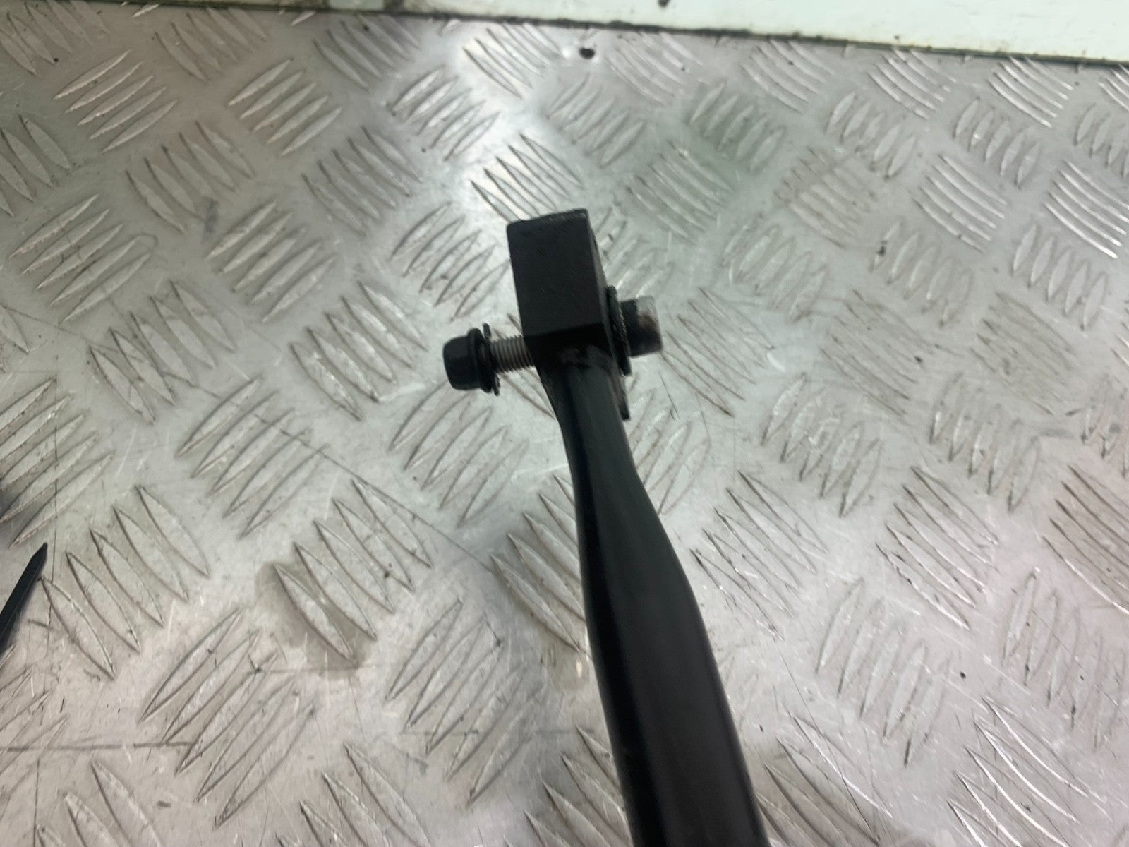 TRIUMPH 955i SPRINT ST CENTER STAND  1999-2004 (CMB1176)