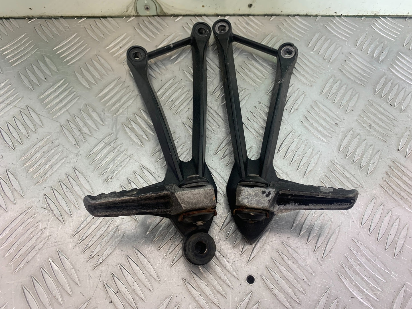 KAWASAKI ZX6R REAR HANGERS AND PEGS  YEAR 2009-2012 (CMB1136)