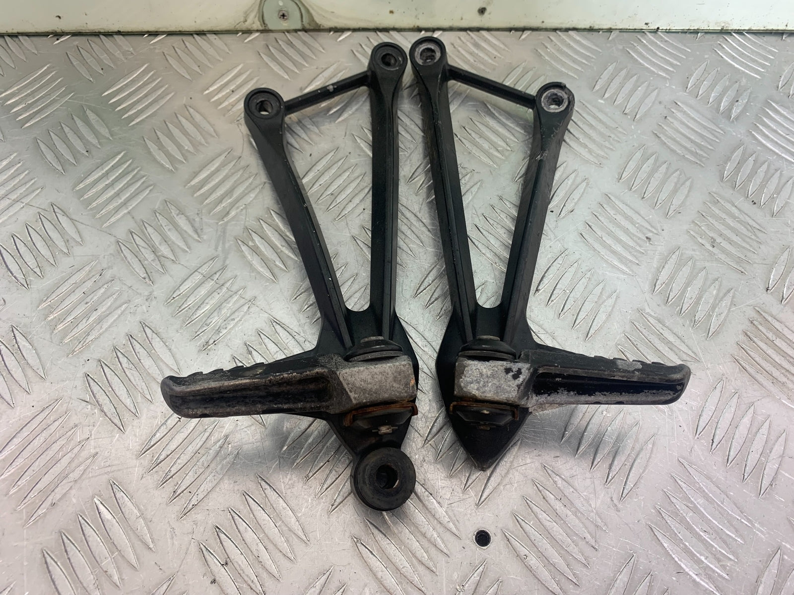 KAWASAKI ZX6R REAR HANGERS AND PEGS  YEAR 2009-2012 (CMB1136)