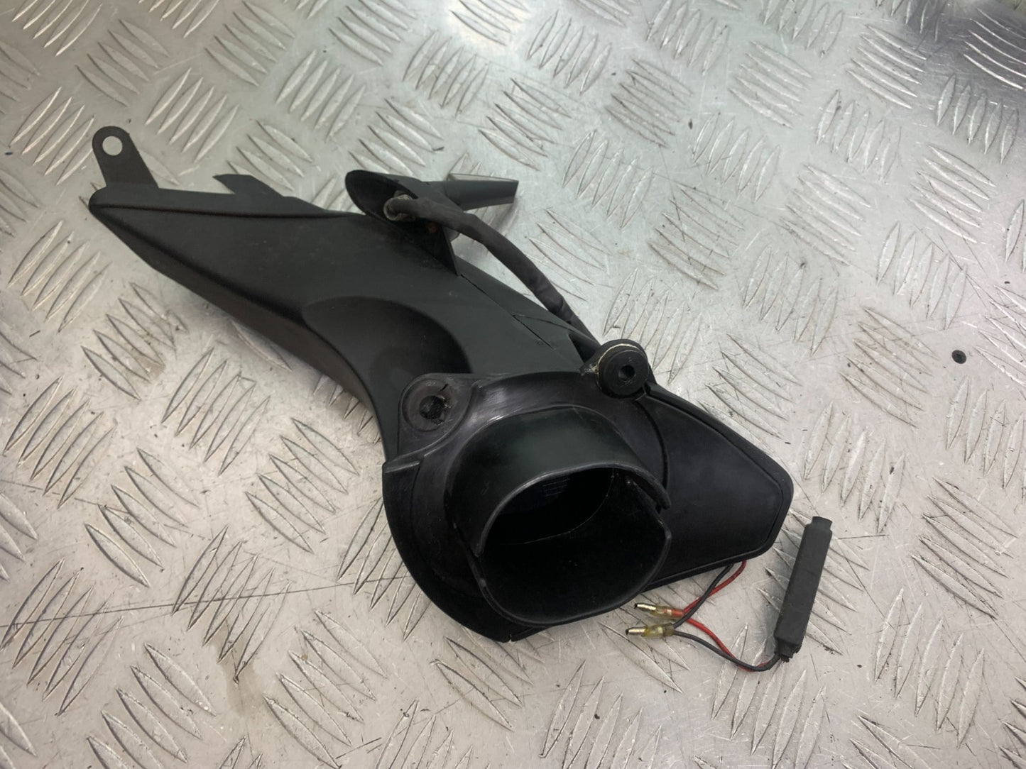 APRILIA TUONO 1000 V4R LEFT AIR TUBE AND INDICATOR   YEAR 2011-13  (CMB1331)