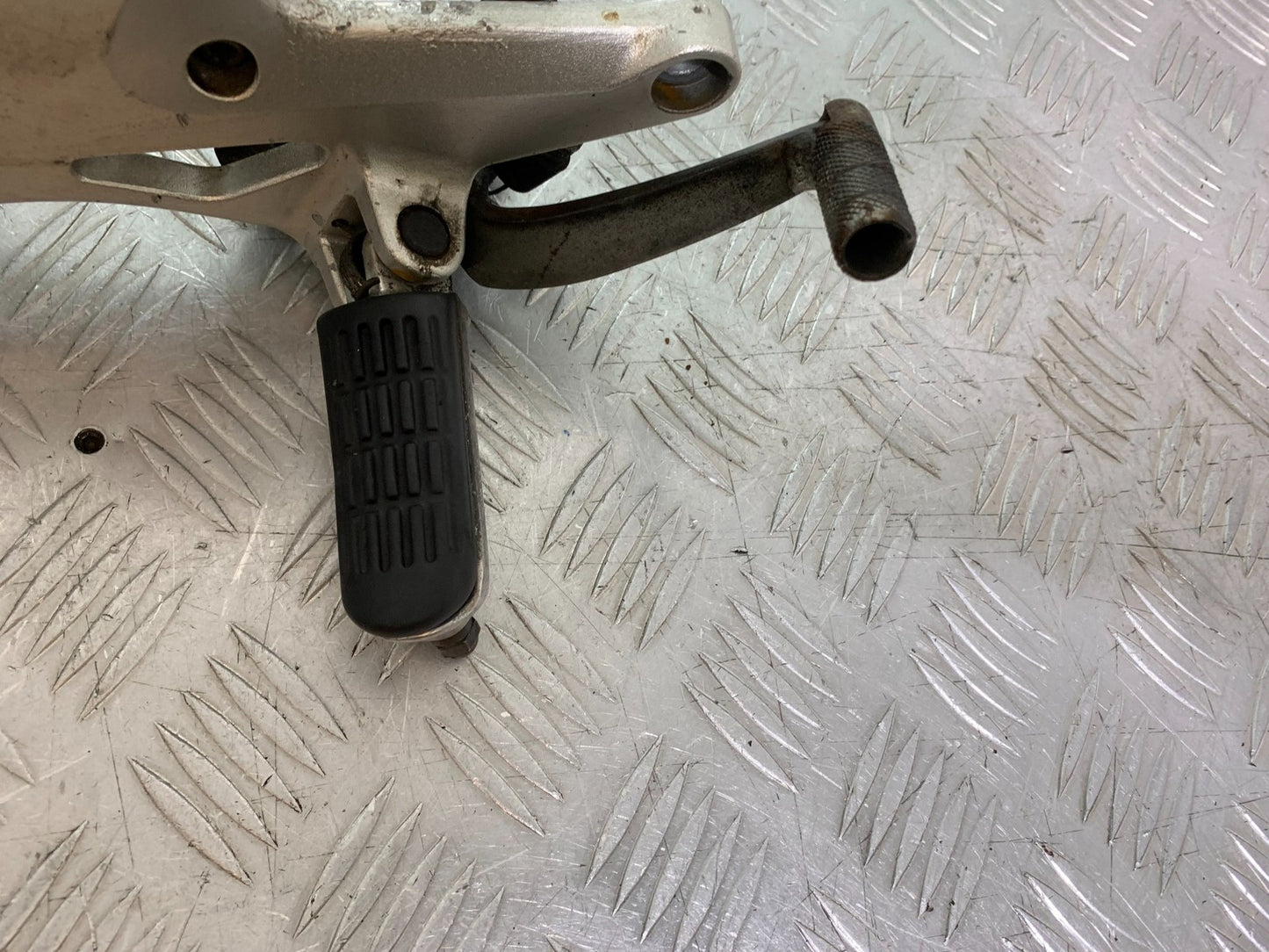 HONDA CBF500 CBF 500 RIGHT HANGER AND PEGS   YEAR 2004-2008  (CMB1294)