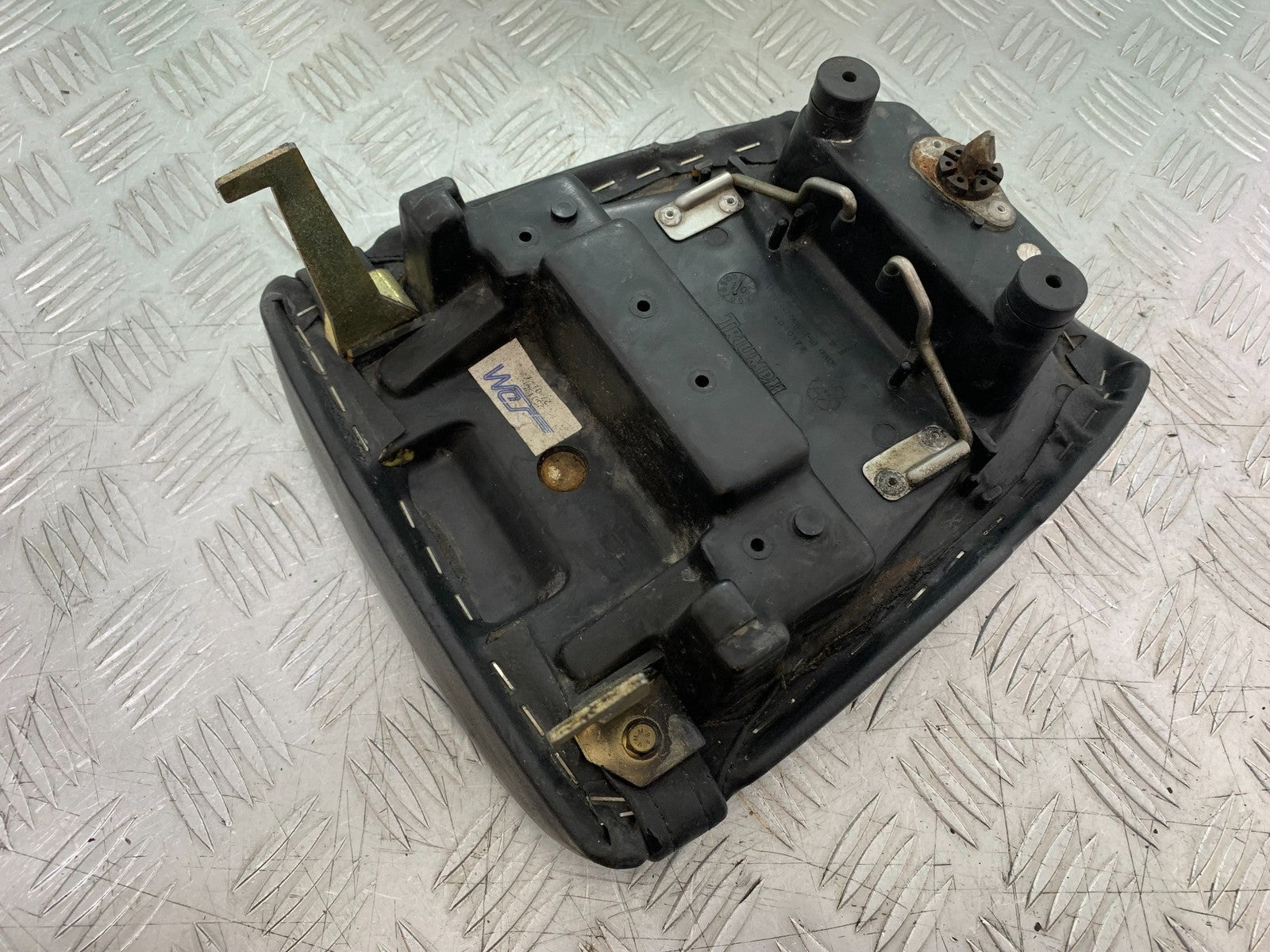 TRIUMPH 955i DAYTONA REAR SEAT  YEAR 2002-2006 (CMB1229)