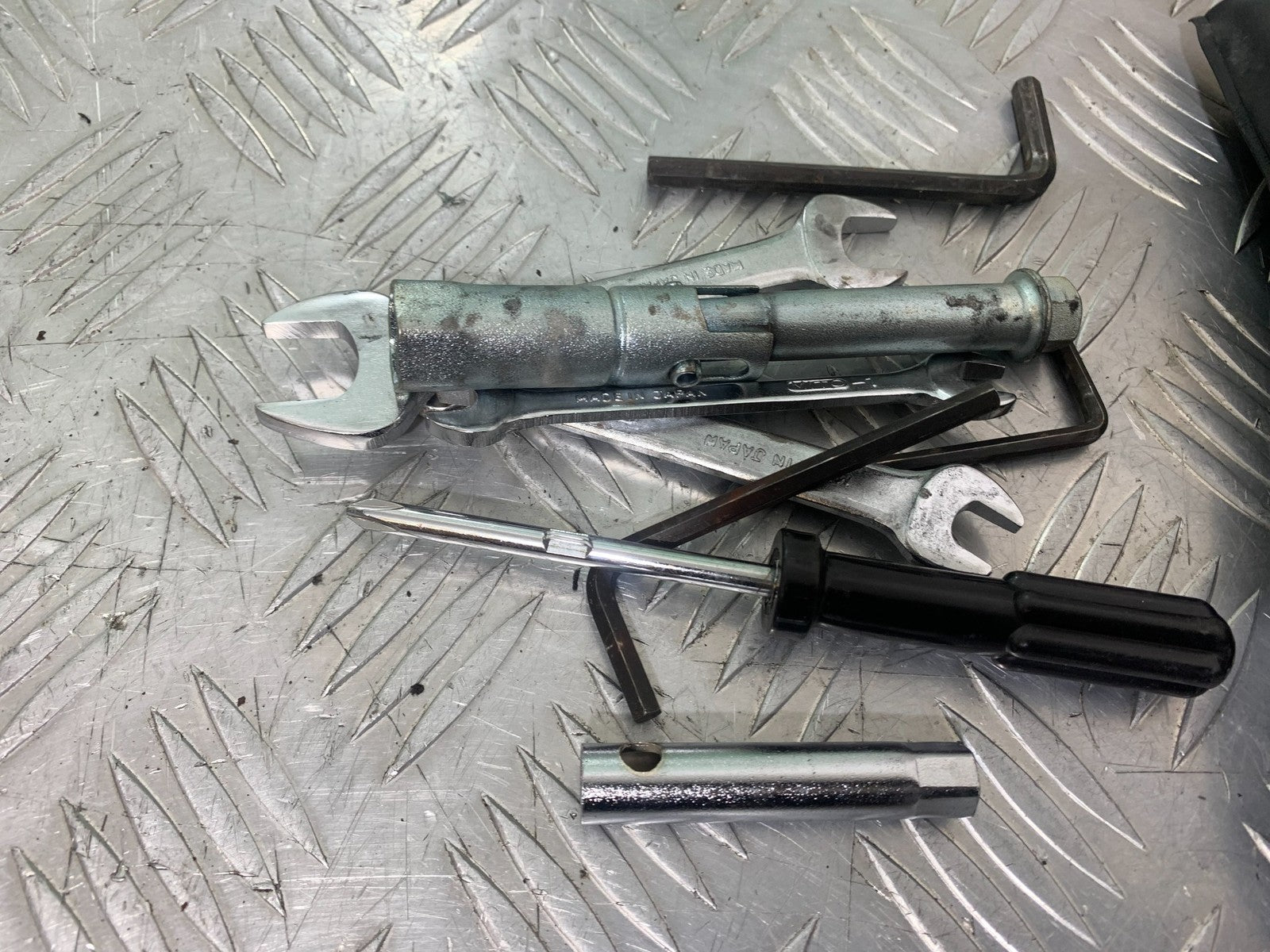 KAWASAKI GTR1400 GTR 1400 TOOL KIT  YEAR 2007-2009 (CMB1306)