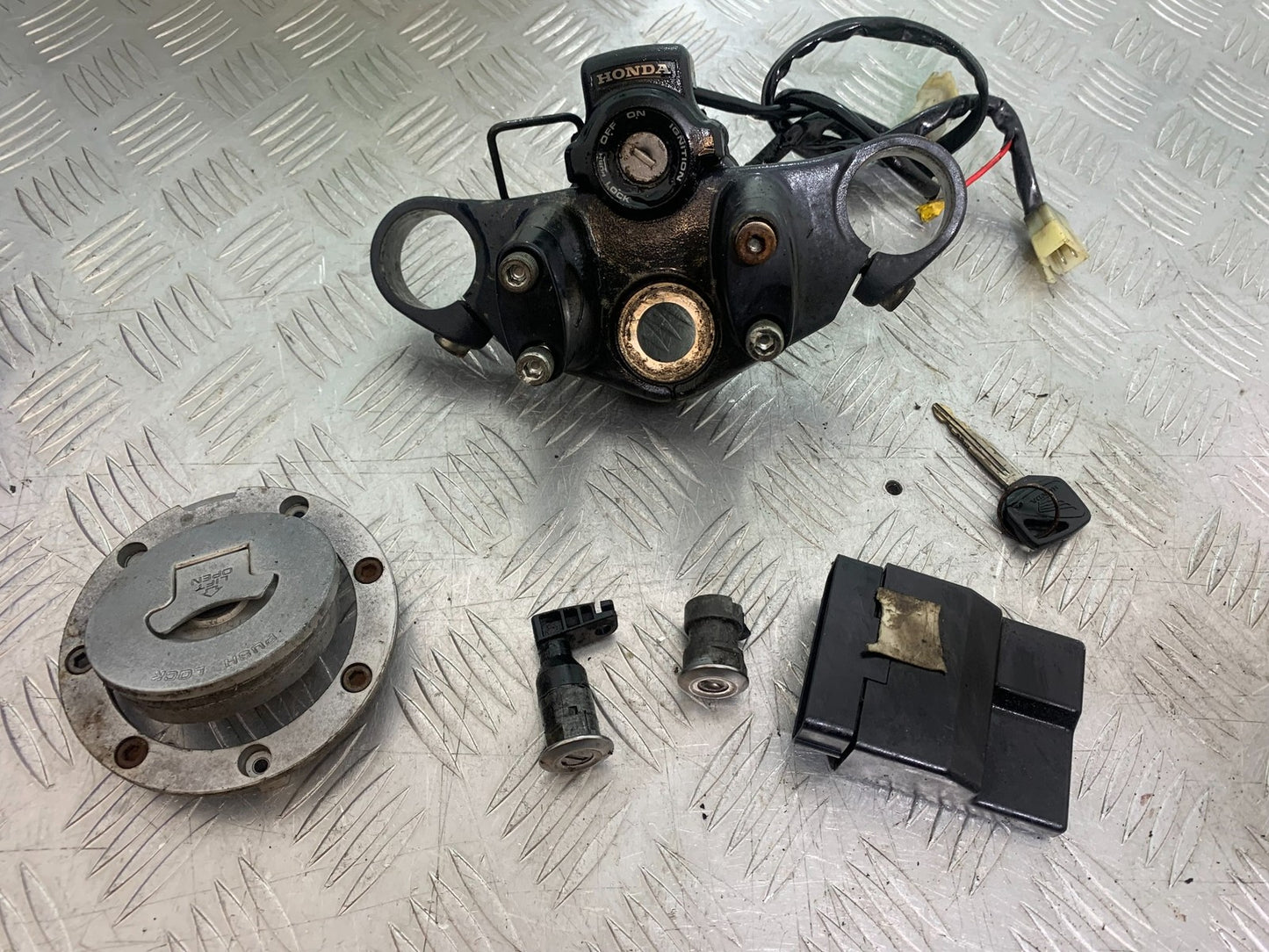 HONDA NT650 V DEAUVILLE ECU LOCKS KEY  YEAR 1999 (CMB1268)