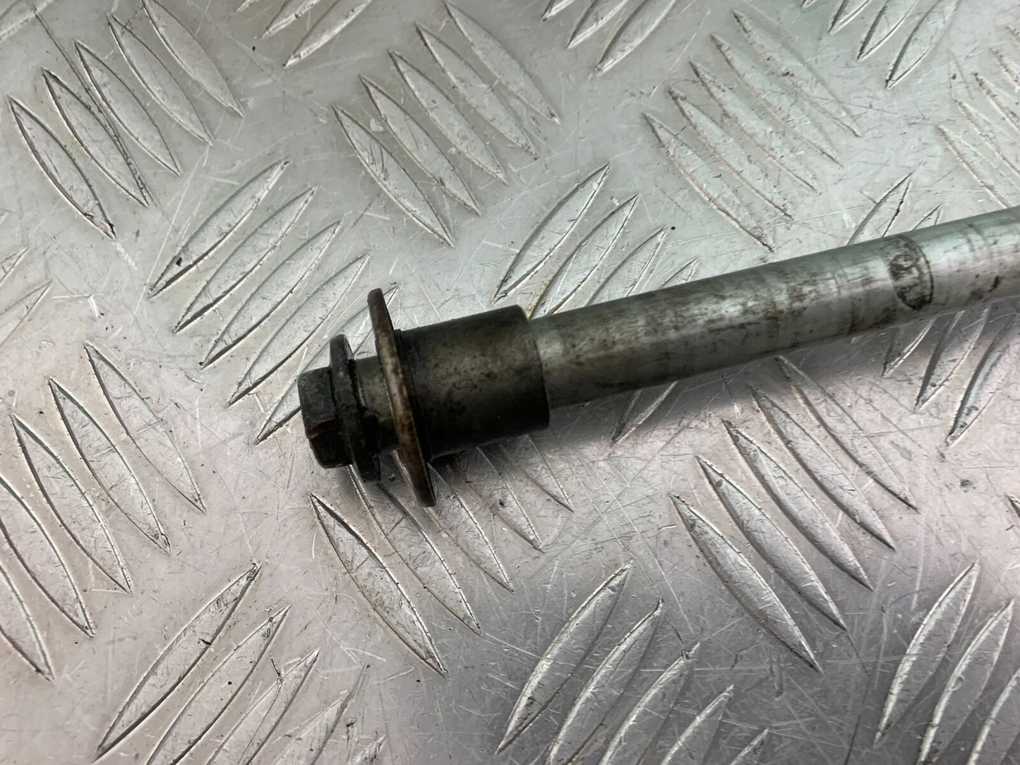 SUZUKI GSF600 GSF 600 BANDIT FRONT WHEEL SPINDLE  YEAR 2001-2003 (CMB1102)