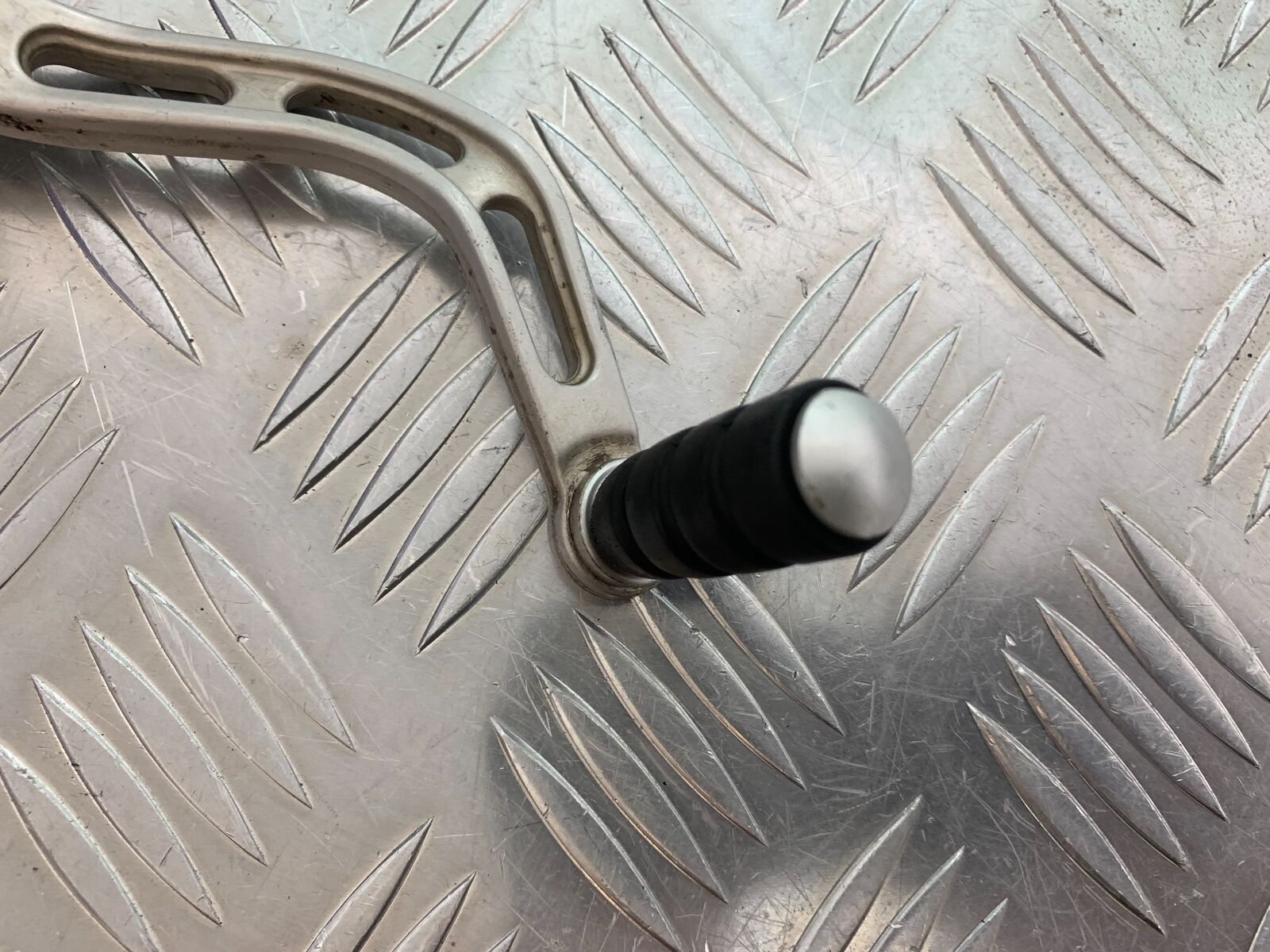 TRIUMPH 600 DAYTONA GEAR LEVER  YEAR 2003-2006 (STOCK 999)