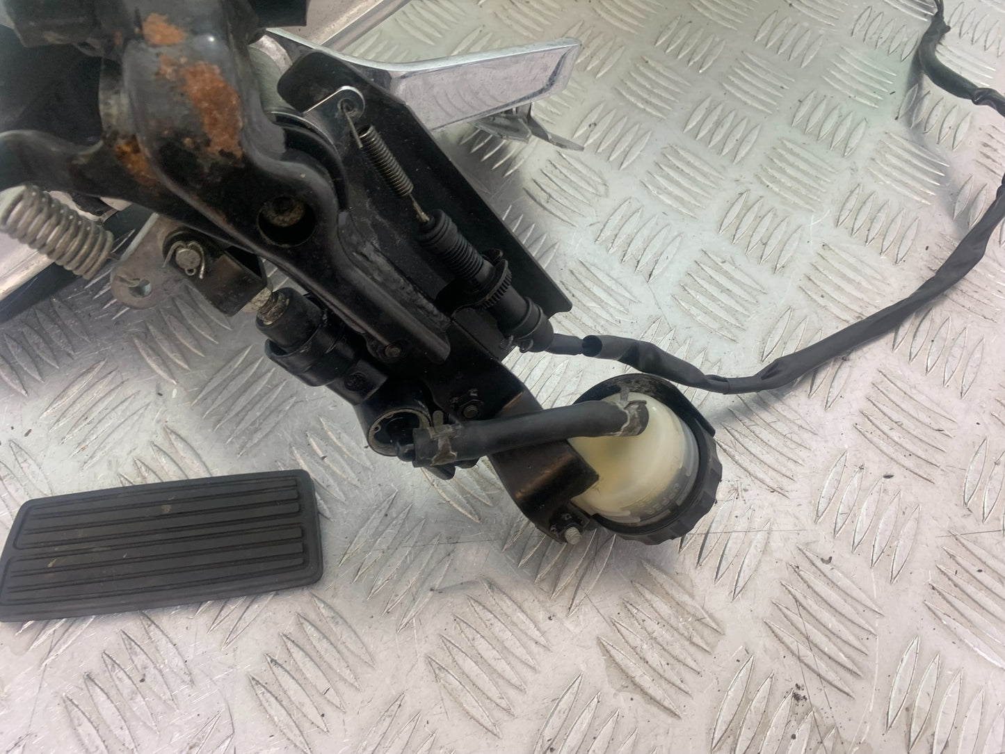 HONDA VTX1300 S-6  RIGHT FOOTBOARD  YEAR 2004-09 (CMB1159)