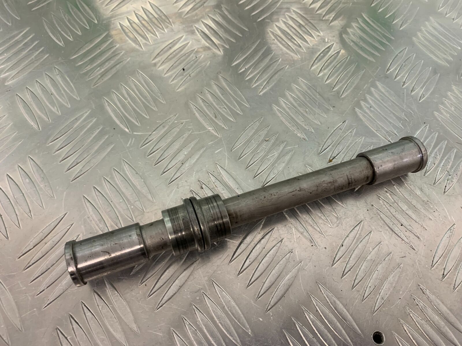 KAWASAKI ZX9R ZX9 C FRONT WHEEL SPINDLE  YEAR 1998-99 (STOCK 957)