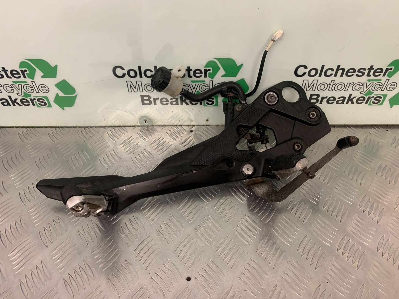 YAMAHA XJ6 XJ6-S RIGHT HANGER  YEAR 2009-2015 (STOCK 991)