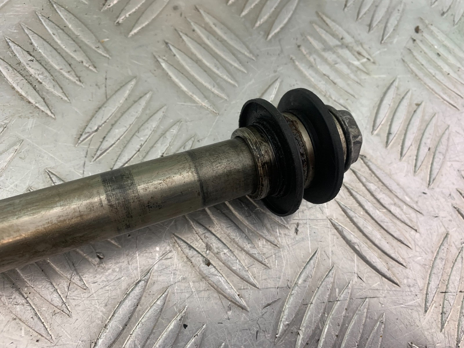 YAMAHA YZF R1 4C8 FRONT WHEEL SPINDLE YEAR 2007-2008 (CMB1237)