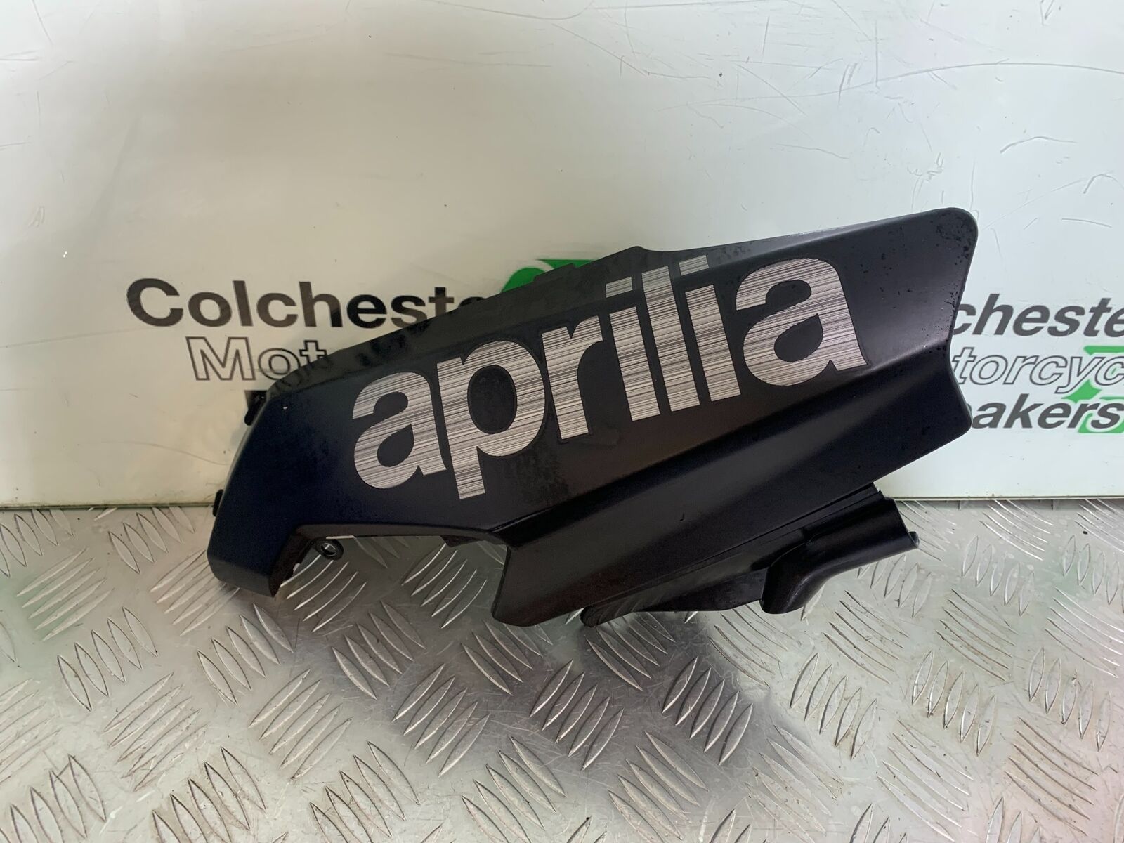 APRILIA SL750 SL 750 SHIVER LEFT TANK COWL  YEAR 2012 (CMB1074)