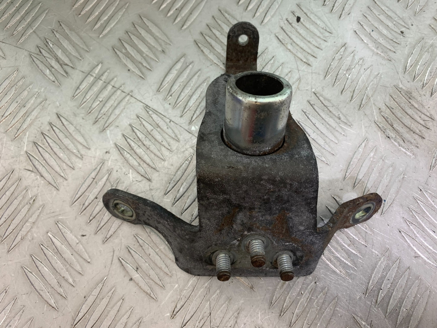 HARLEY DAVIDSON FXS BLACKLINE 1585 ENGINE BRACKET YEAR 2012 (CMB1147)