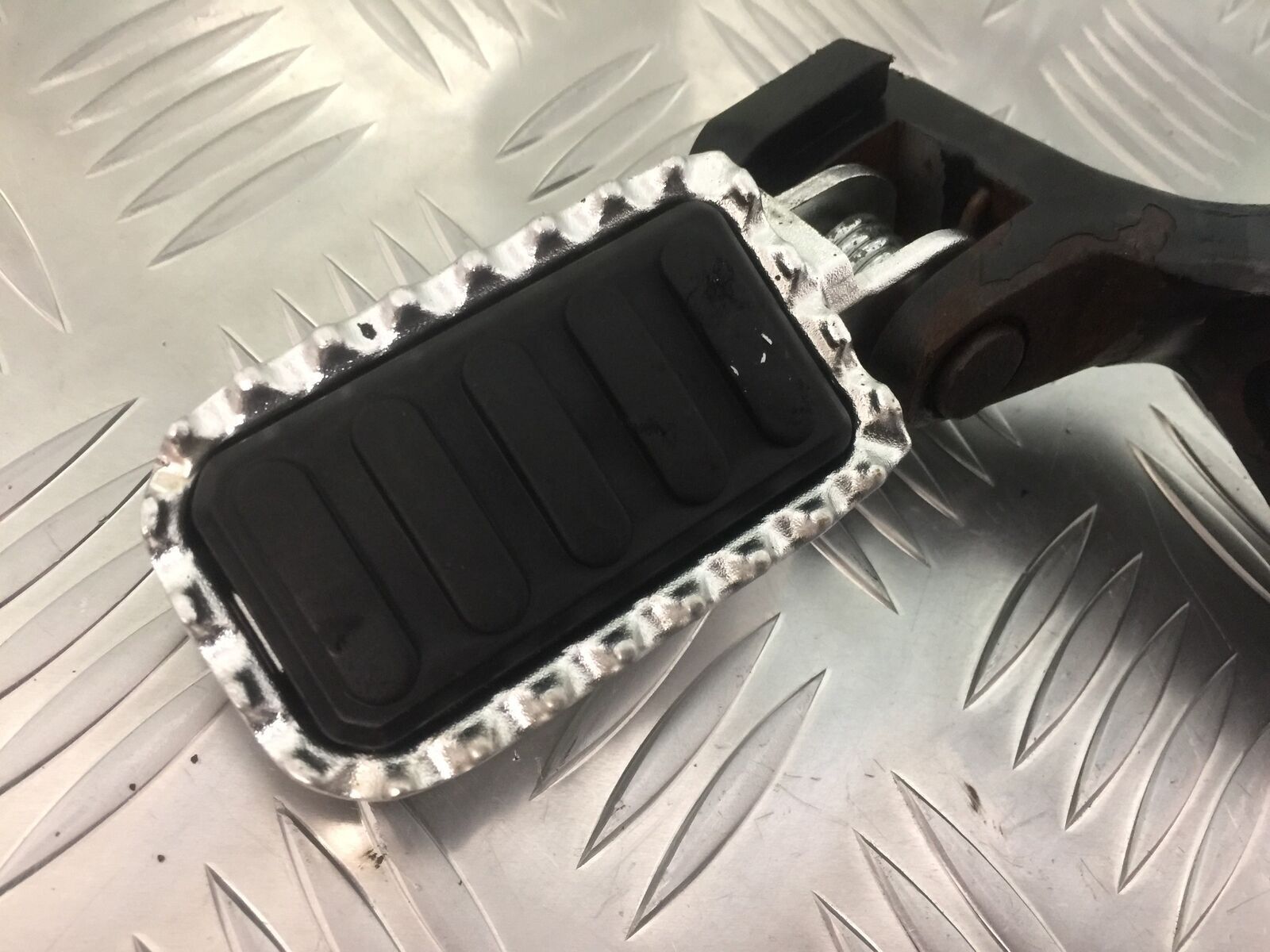 SINNIS TERRAIN 125 FRONT RIGHT HANGER AND PEG  YEAR 2020 (STOCK 921)