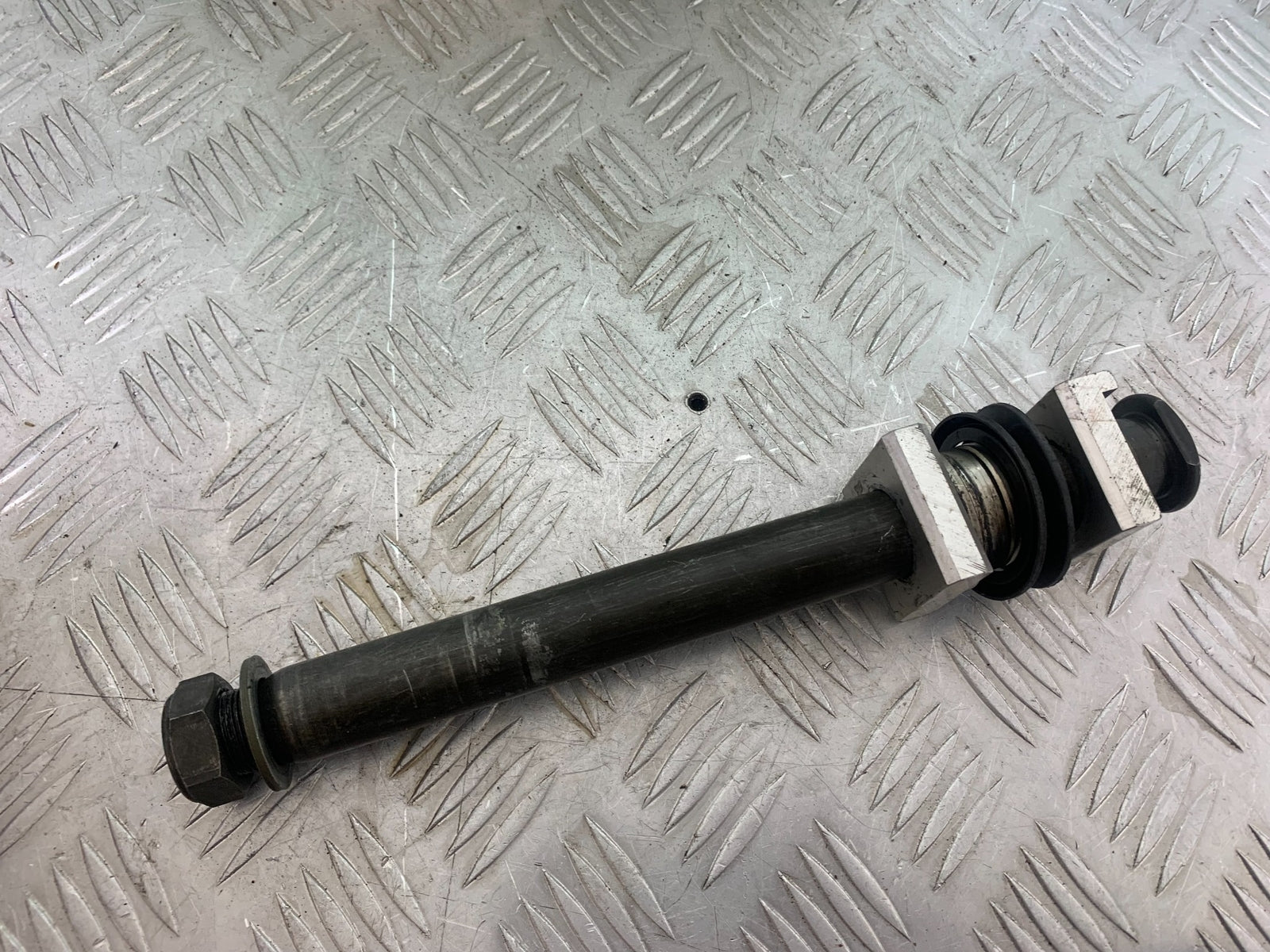 YAMAHA YZF R1 REAR WHEEL SPINDLE   YEAR 2004-2006 (CMB1155)