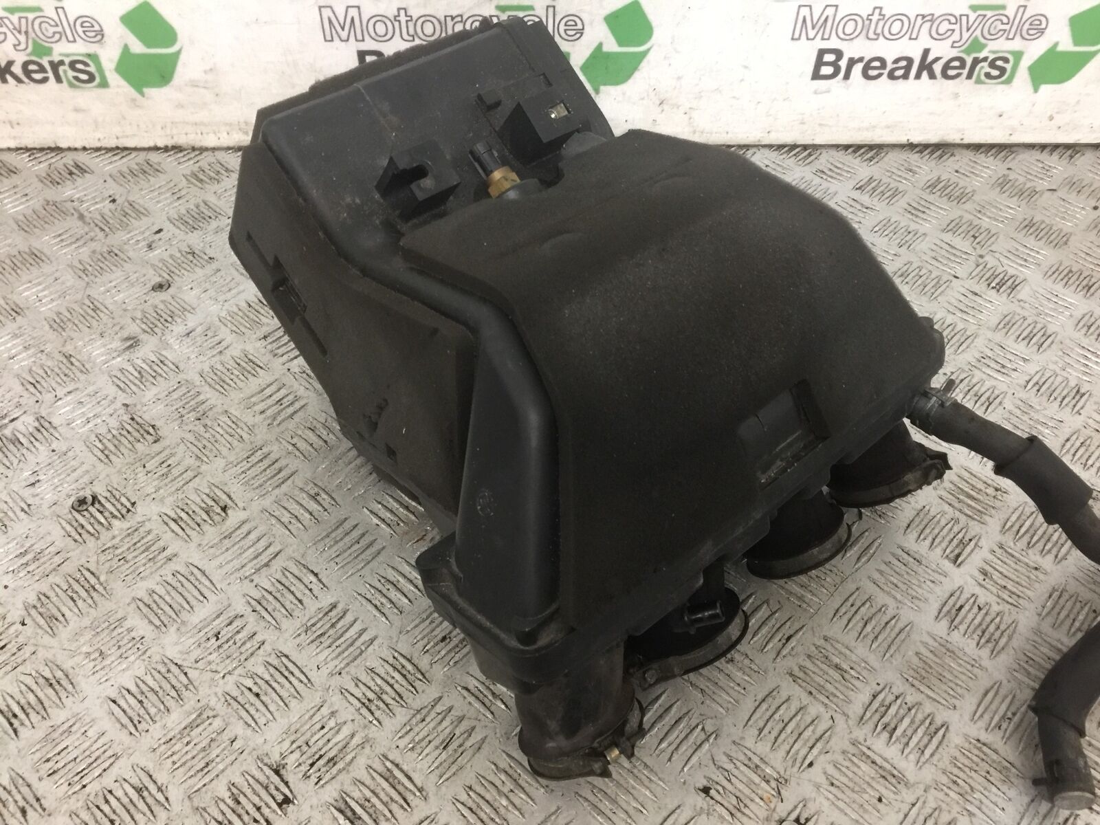 YAMAHA FJR1300 FJR 1300 AIRBOX  YEAR 2001-05 (STOCK 814)