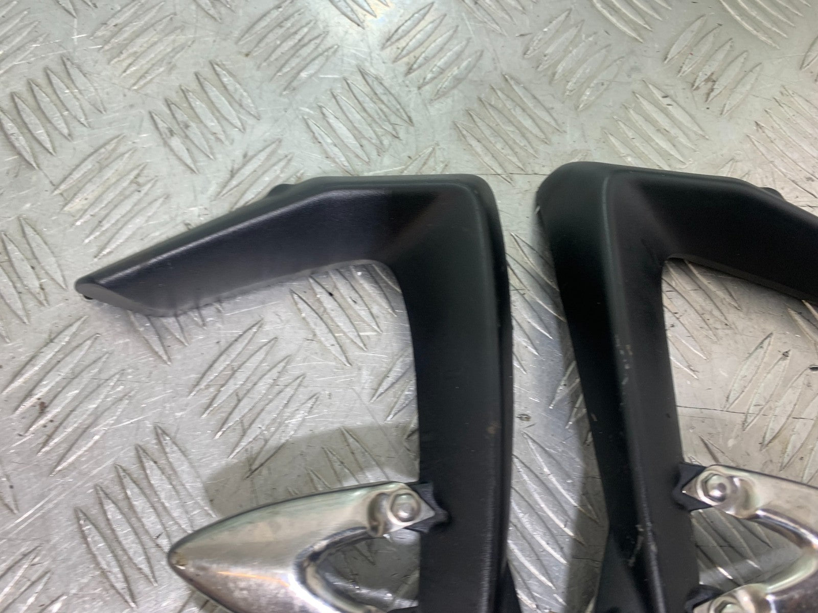 TRIUMPH 1050 SPRINT ST REAR HANGERS AND PEGS  YEAR 2004-2007 (CMB1197)