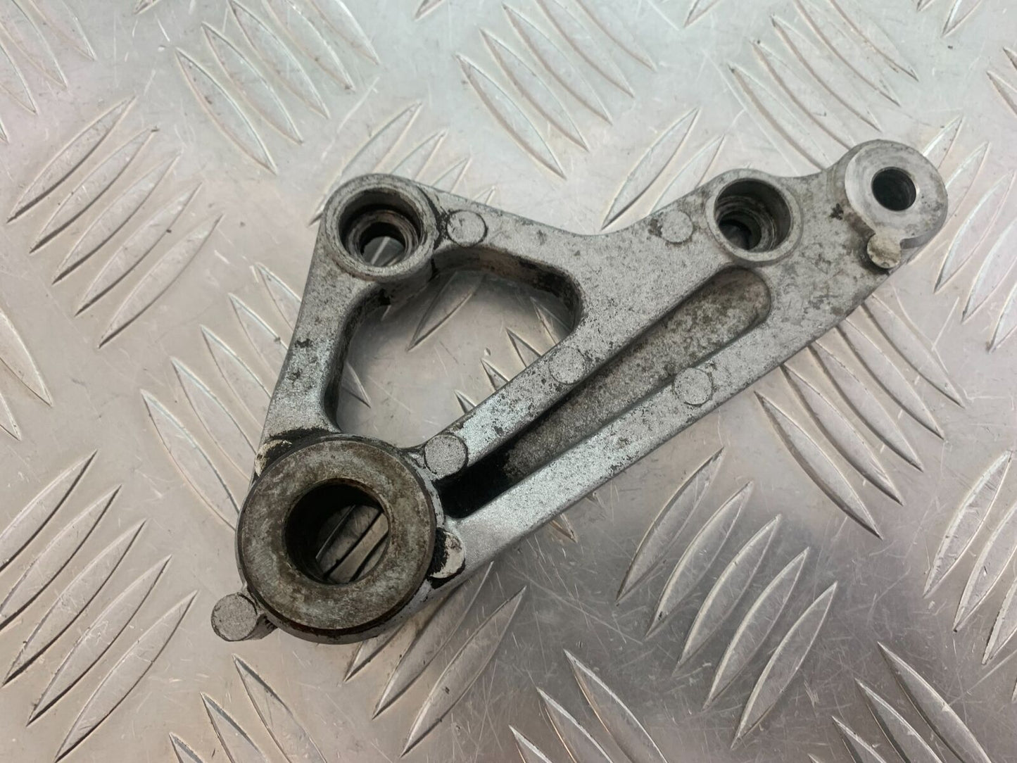KAWASAKI ZR 750 ZEPHYR REAR CALIPER BRACKET YEAR 1991-95 (CMB1008)