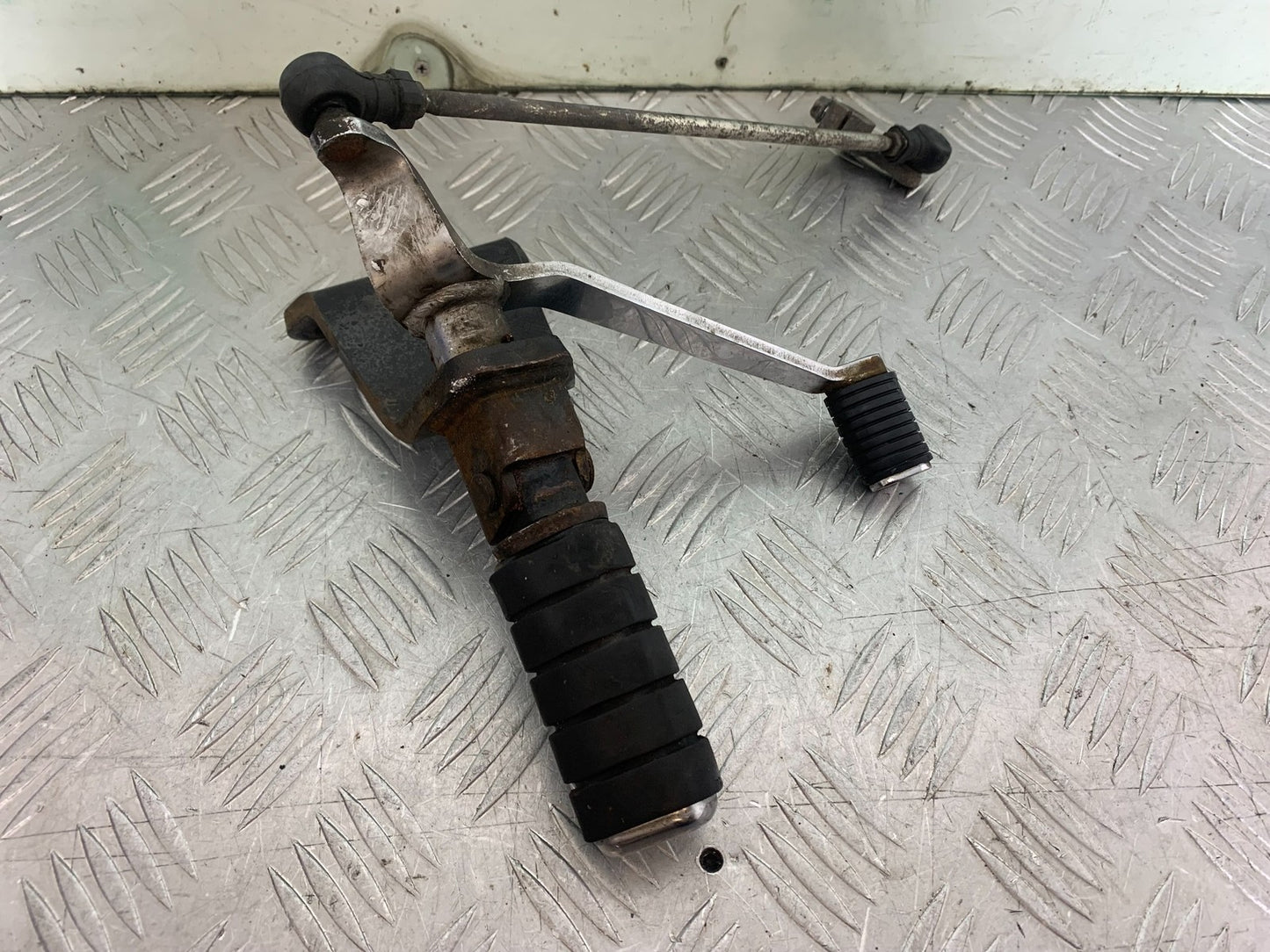 HONDA VT750 SHADOW FRONT LEFT PEG & GEAR LEVER   YEAR 2003-2004 (CMB1265)