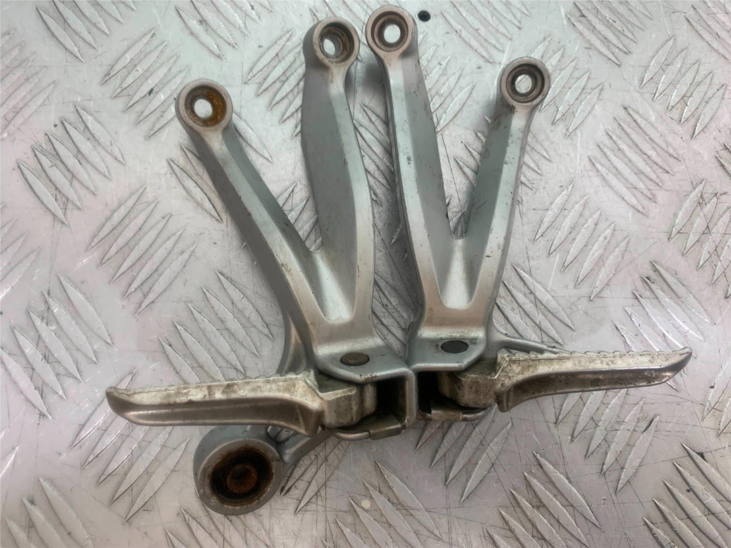 SUZUKI GSXR600 GSXR 600 K1 K2 K3 REAR HANGERS AND PEGS   1999-03 (CMB1284)