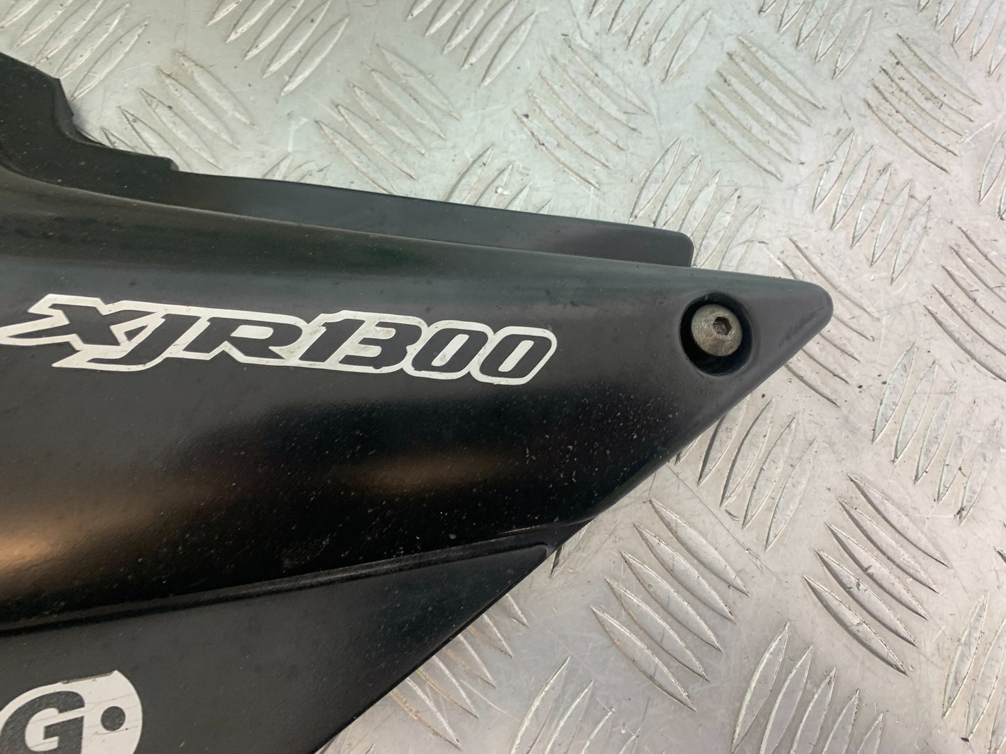 YAMAHA XJR1300 XJR 1300 LEFT SEAT PANEL  1999-2003 (CMB1119)