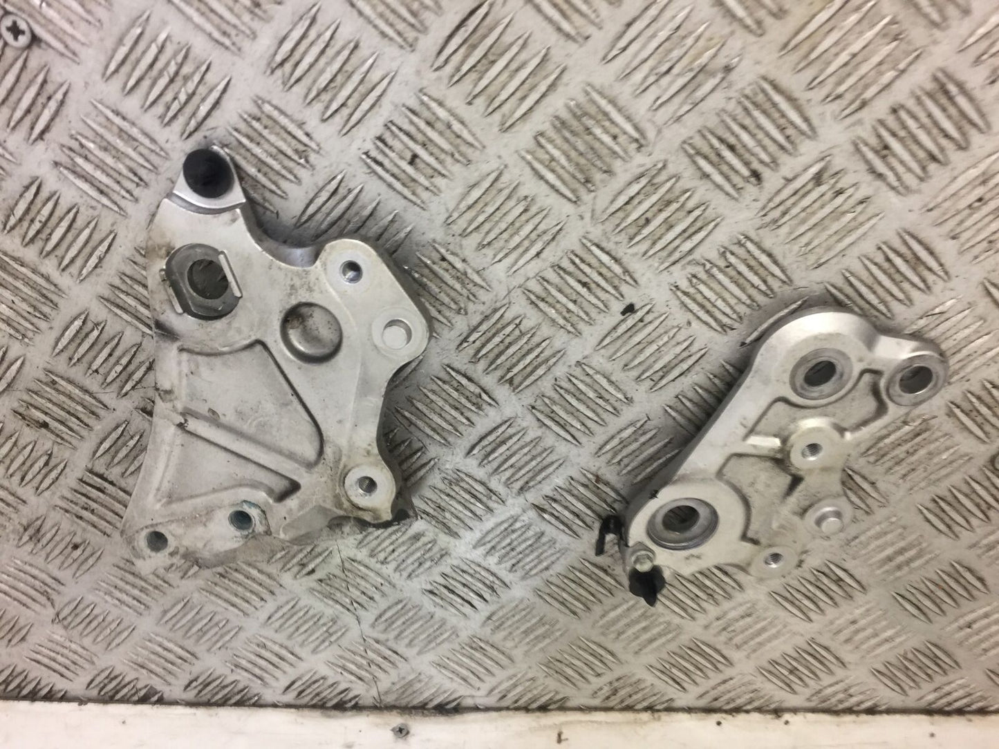 YAMAHA MT07 MT-07 LEFT AND RIGHT HANGER PLATES   YEAR 2014 (STOCK 467)