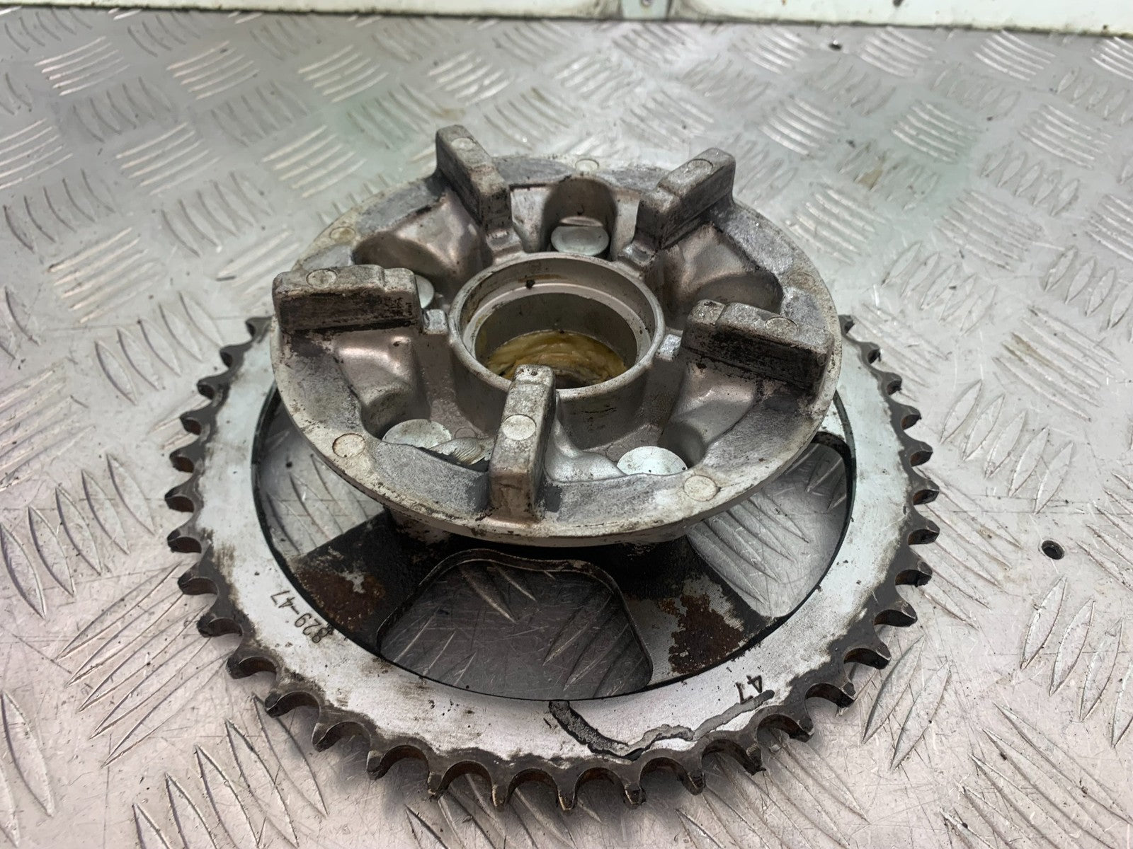 SUZUKI GSF600 GSF 600 BANDIT SPROCKET CARRIER   2000-2004 (CMB1269)