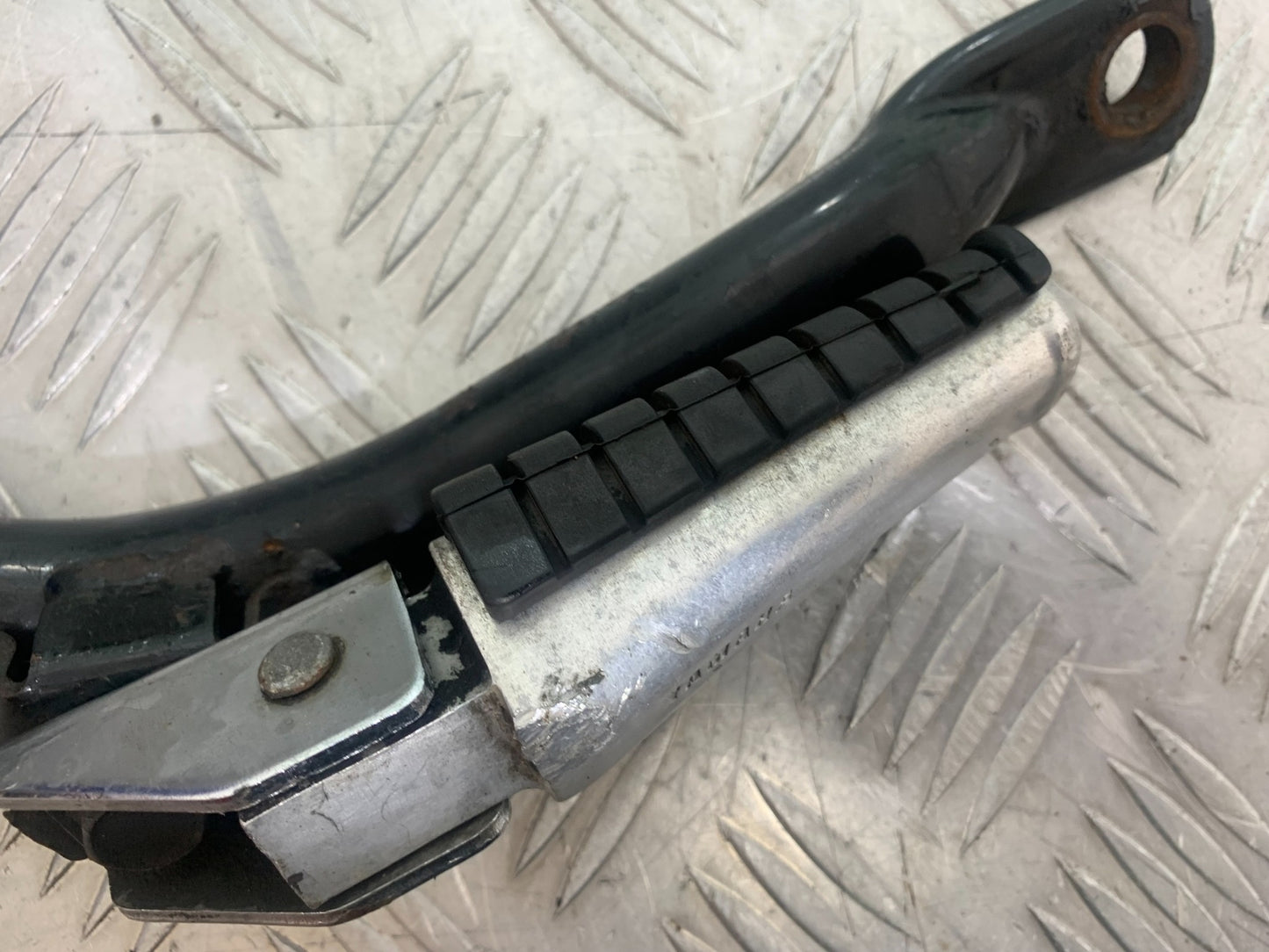 YAMAHA XV535 XV 535 VIRAGO LEFT REAR FOOTPEG & MOUNT   YEAR 1994-02 (CMB1162)