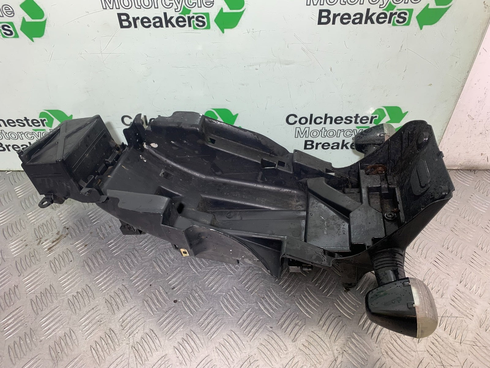 HONDA CBR1100 BLACKBIRD REAR MUDGUARD AND INDICATORS   YEAR 1999-2005 (CMB1232)